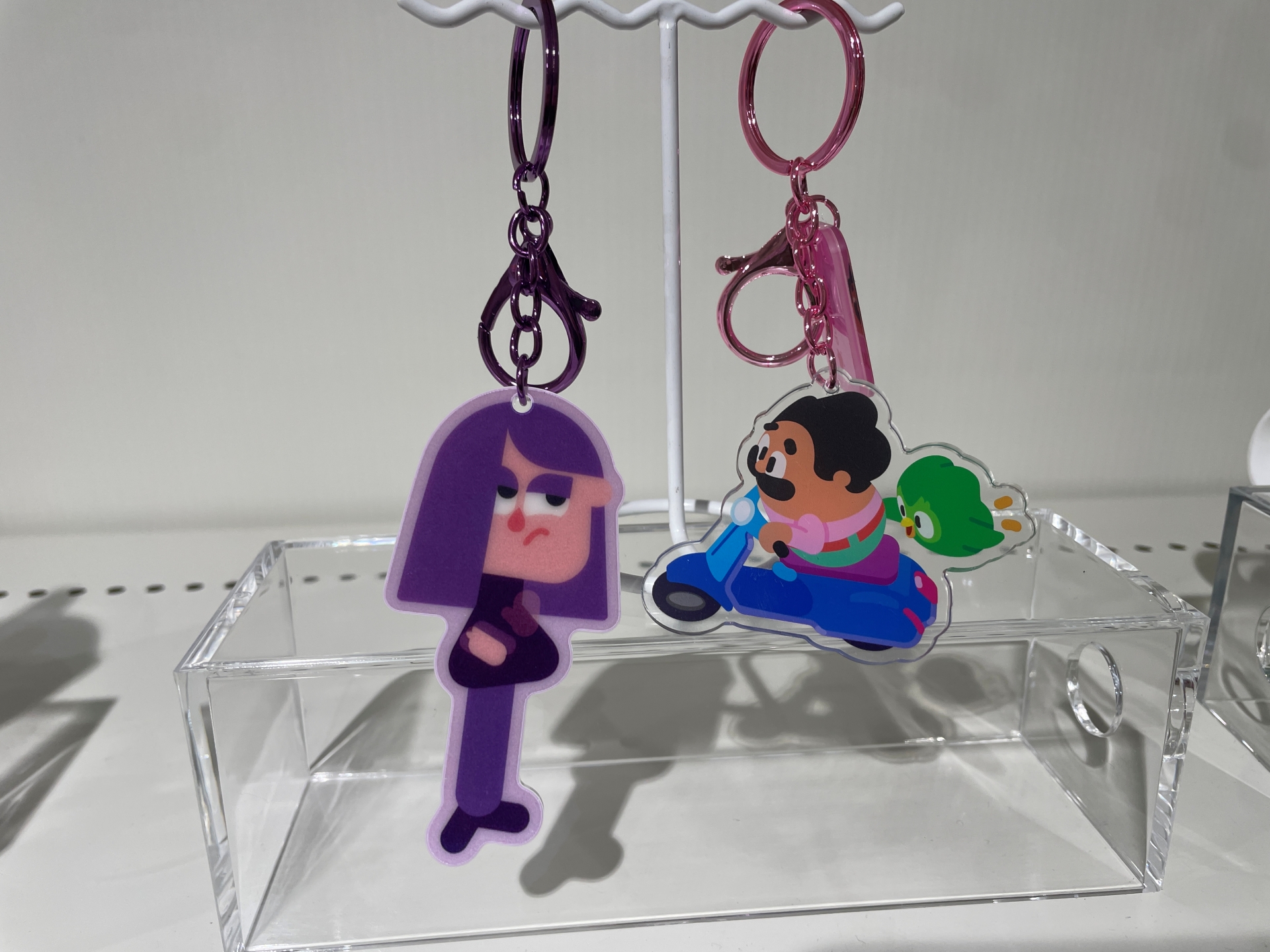 気分で変わるリリーキーチェーン 1,650円（左）、オスカーのがんばりすぎ注意キーチェーン 1,430円（右）（デュオマート限定）