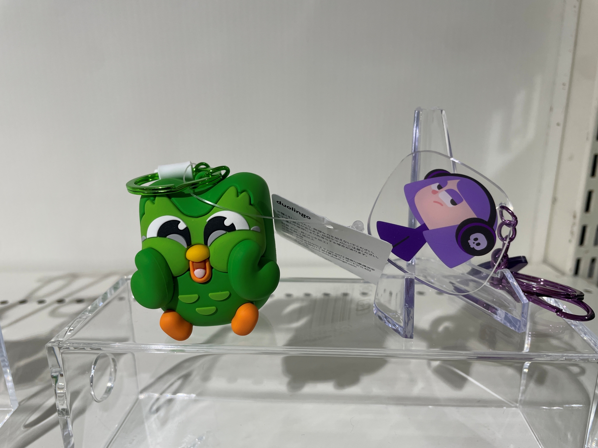 ごきげんデュオキーチェーン 1,760円（左）、リリーのそっけないキーチェーン 1,430円（右）（デュオマート限定）