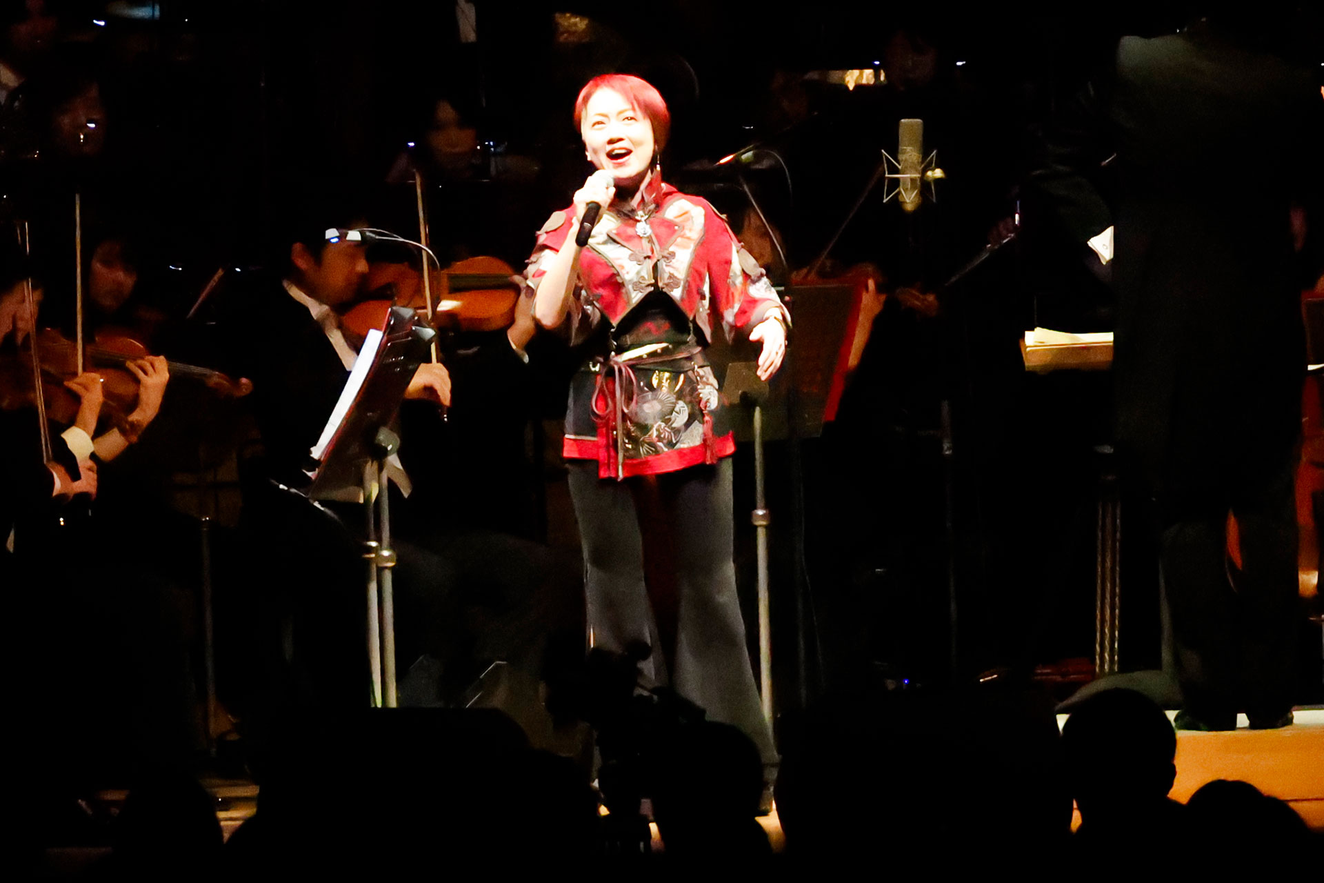 スペシャルゲストの高橋由美子氏がボーカルで参加。第2幕1曲目「『幻想水滸伝I』ハイライト『ソウルイーター』」の最後に演奏された「Avertuneiro Antes Lance Mao〜戦いは終わった〜」と東野美紀（ピアノ）と一緒に演奏された第2幕2曲目「『幻想水滸伝II』より 『オープニングBGM』〜『回想』」の2曲を歌った