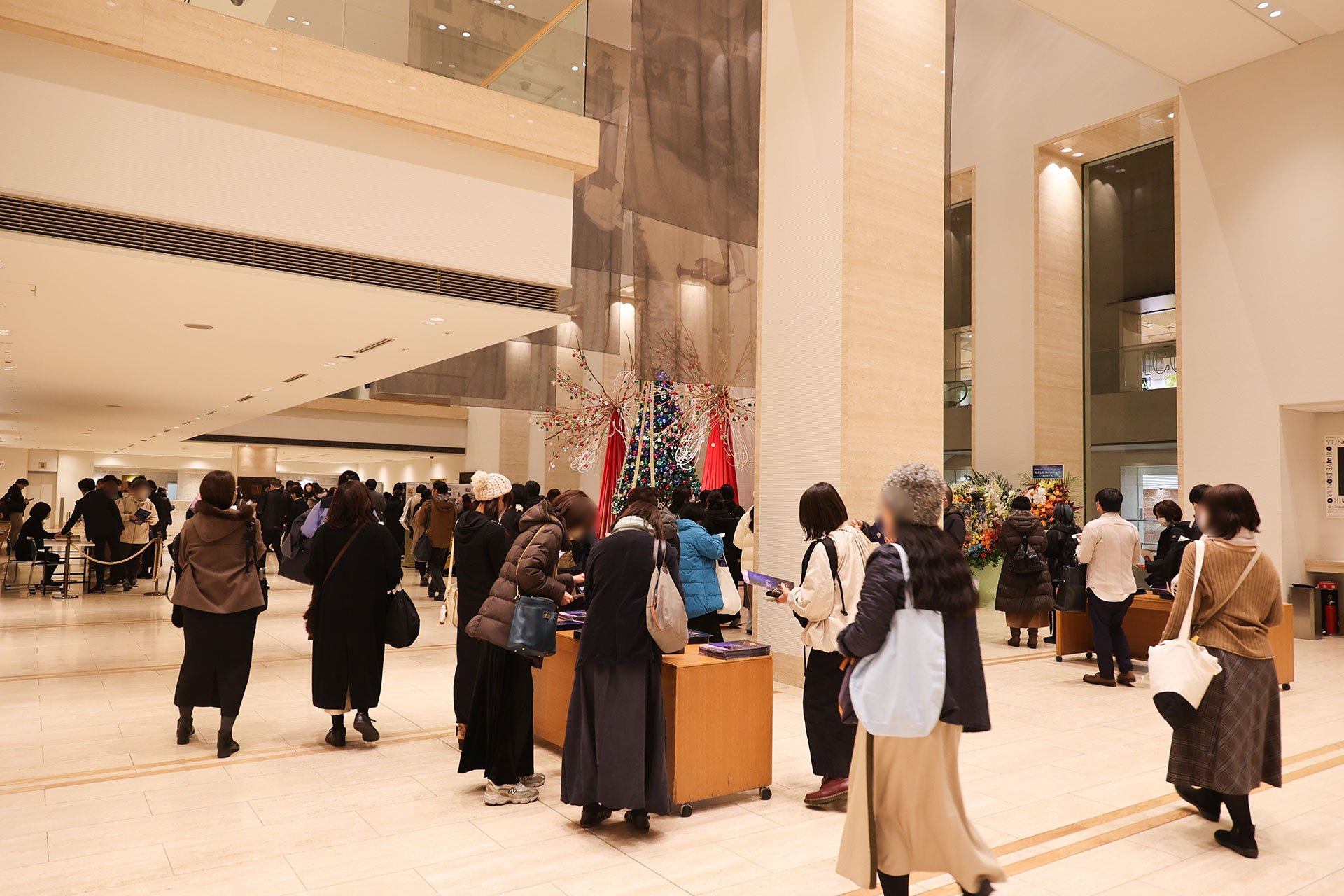 入場開始直後の様子。女性客も目立っていたが、中には海外から訪れたファンの姿もちらほら見られた