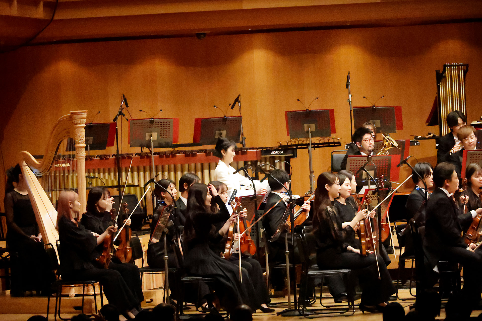 白い衣装に着替えた東野美紀氏がアンコールで参加