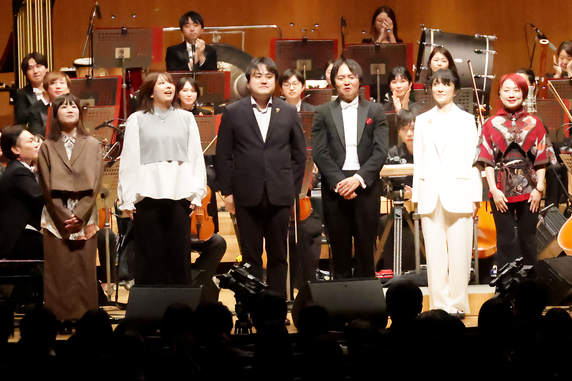 演奏終了後、編曲を担当した海沼みきな氏（写真左）、湖東ひとみ氏（左から2番目）、庄司燦氏（写真中央）も加わり、挨拶が行われた