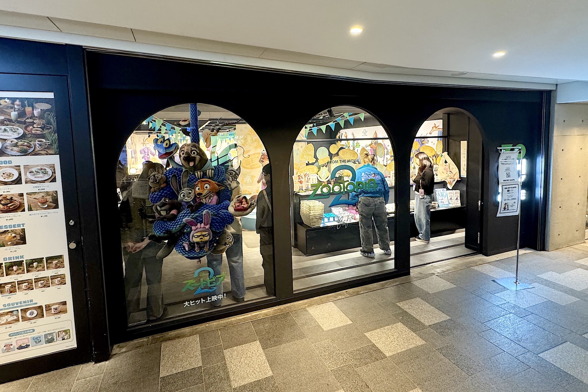 カフェの入口。「ズートピア 2」のキービジュアルが目印だ