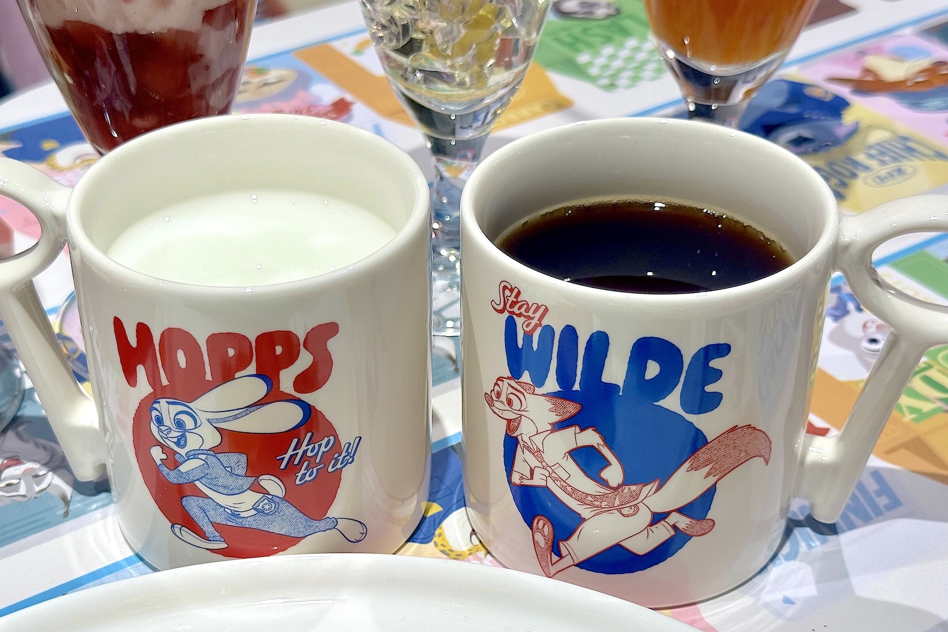 ホットミルク/ホットコーヒー 各690円 ※特典コースター付き