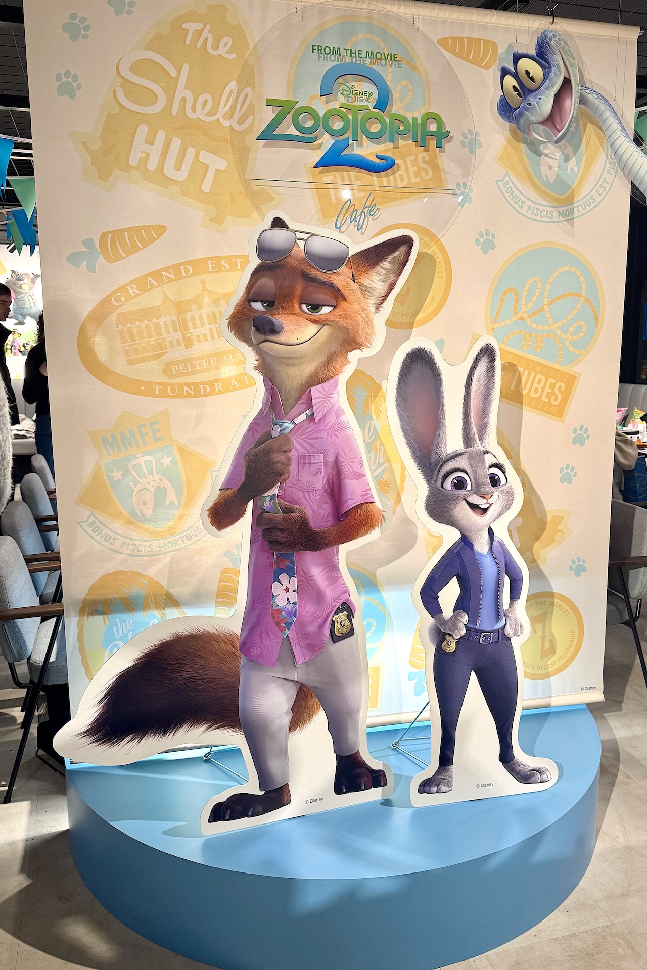 店内に入るとジュディとニックのパネルがお出迎え