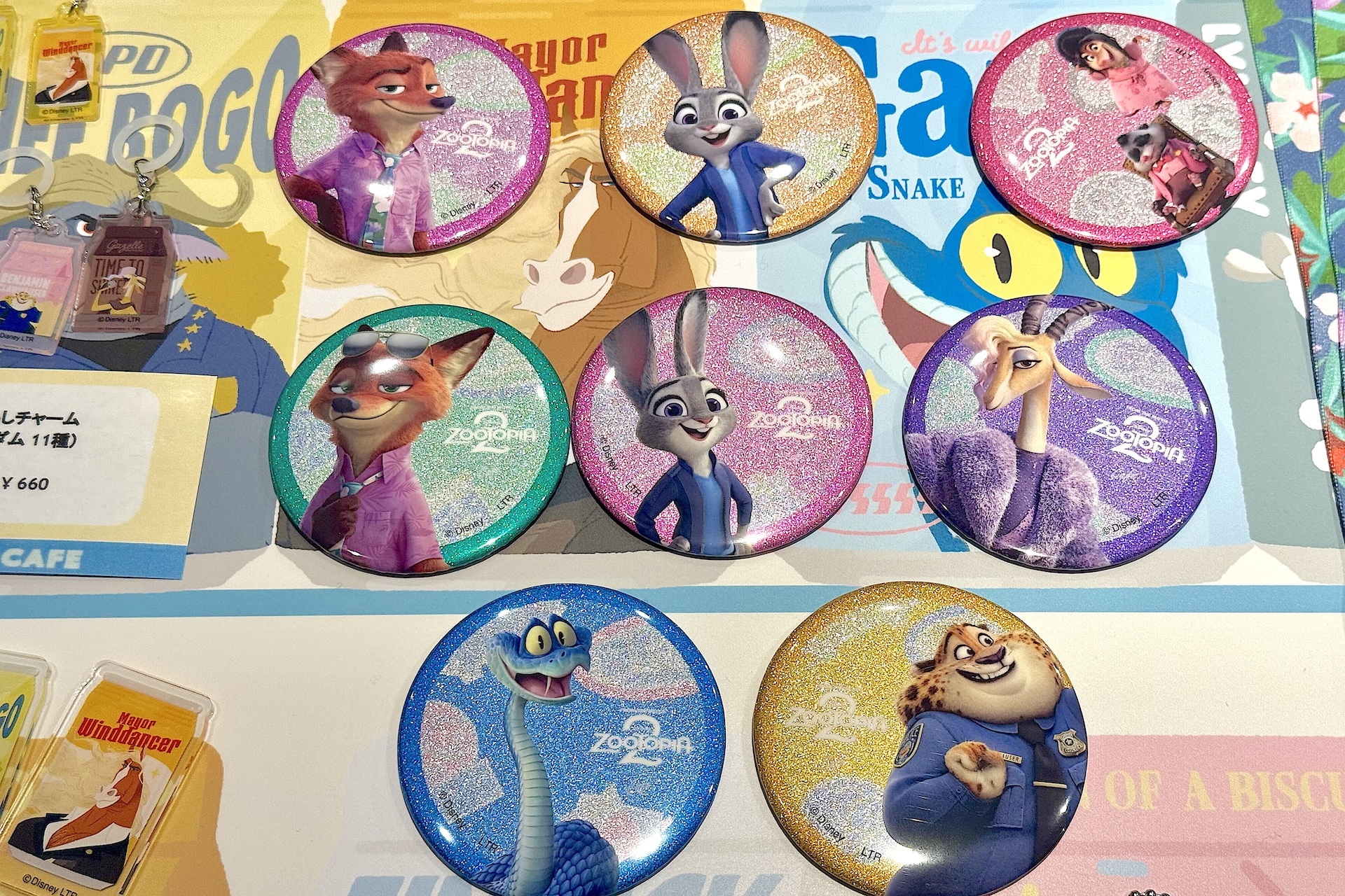 ビッグホロ缶バッジ（ランダム8種） 880円