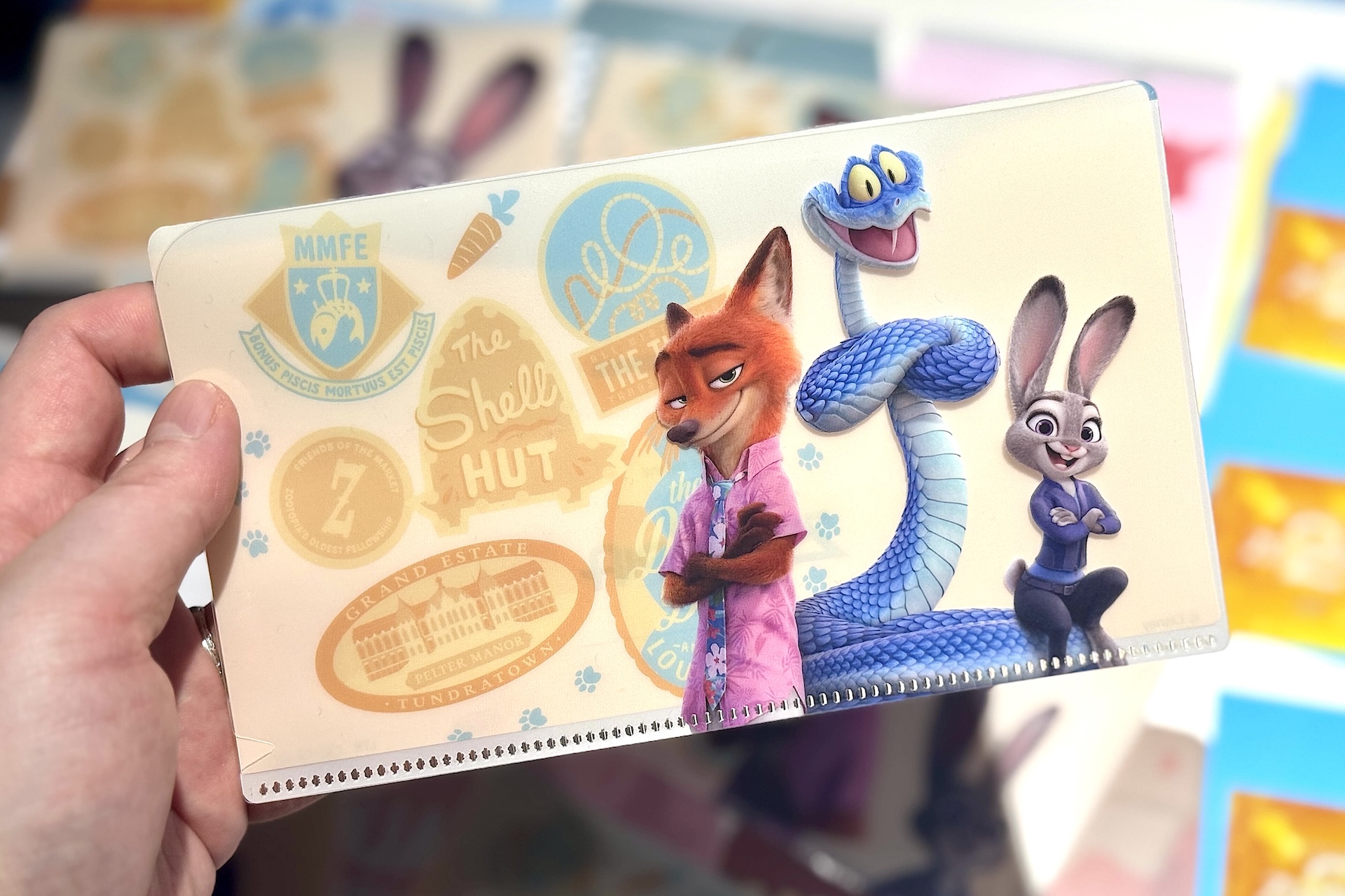 【事前予約者限定 カフェ利用特典】オリジナルマルチケース（全6種）