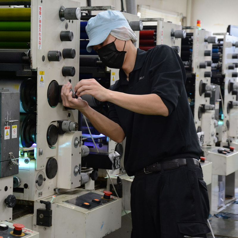 シール・ラベル印刷において高い技術力を誇るエイコー印刷との共同開発により、一切の妥協がない制作を実現