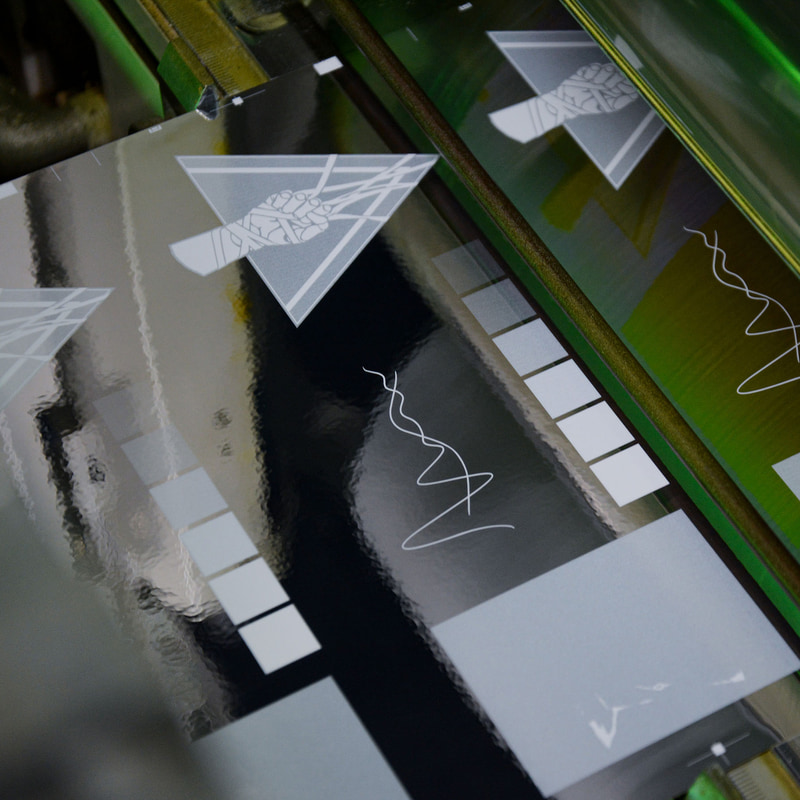 メタル材には、まず下地のホワイトを印刷。部分的に不透明度を調整し、下地の金属感、隠ぺい度、発色を細かくコントロールしている