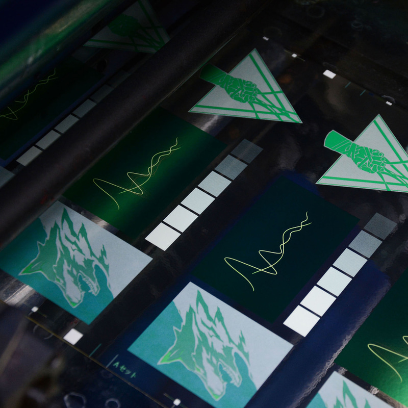 イエロー、シアン、マゼンタ、ブラックの順で印刷。これはイエローとシアンが乗った状態