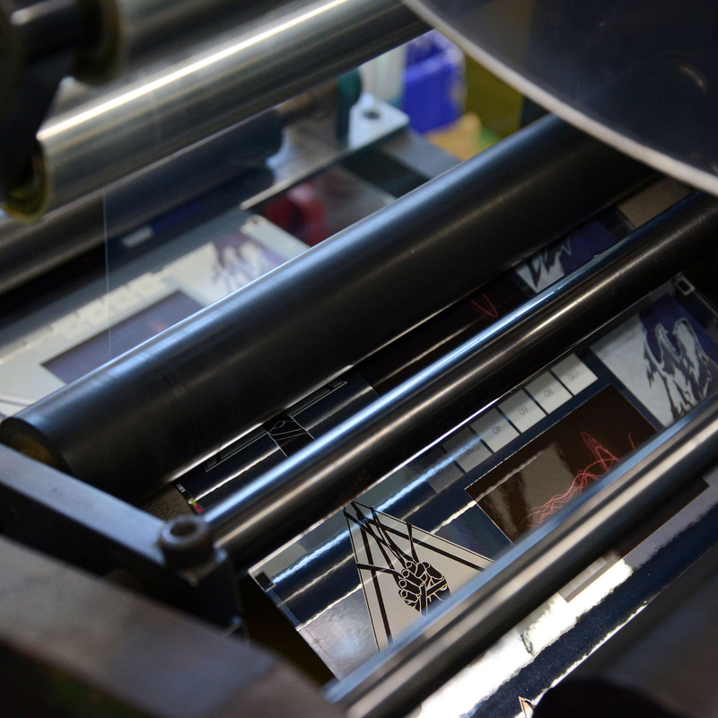 カラー印刷が終わったら、被膜保護と紫外線による退色防止のためにラミネート加工。堅牢度がぐっと増す