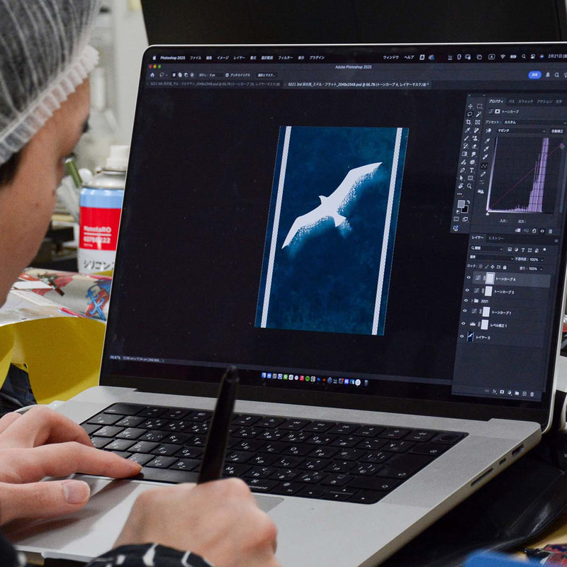 生産時はTORCH TORCHのデザイナーが直接立ち合い、色調やリオトーンの効果をチェック。現場でリアルタイムなデータ調整をおこなった