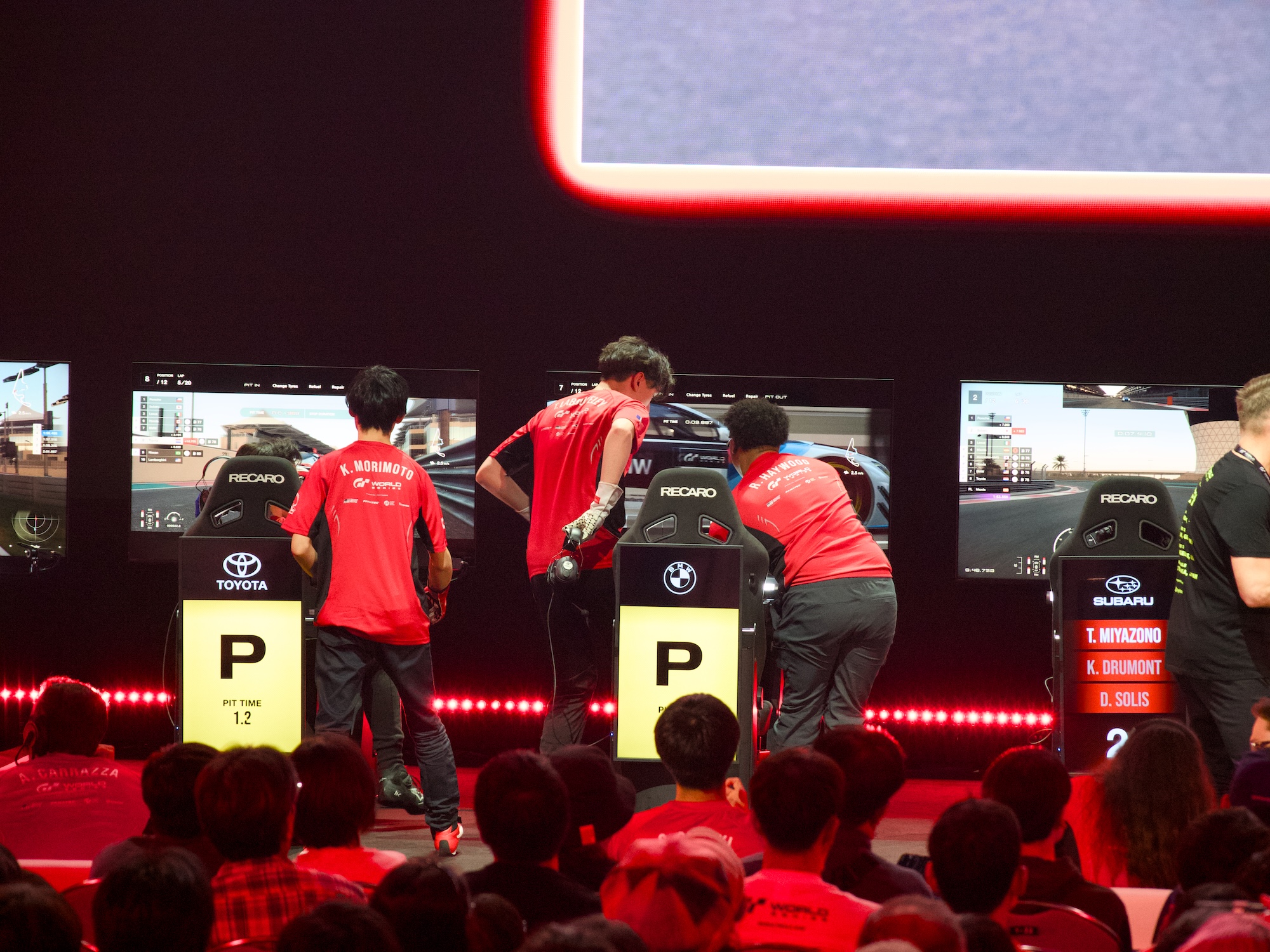 最終戦のみ、選手交代制でタイヤ交換ありのレースで開催される