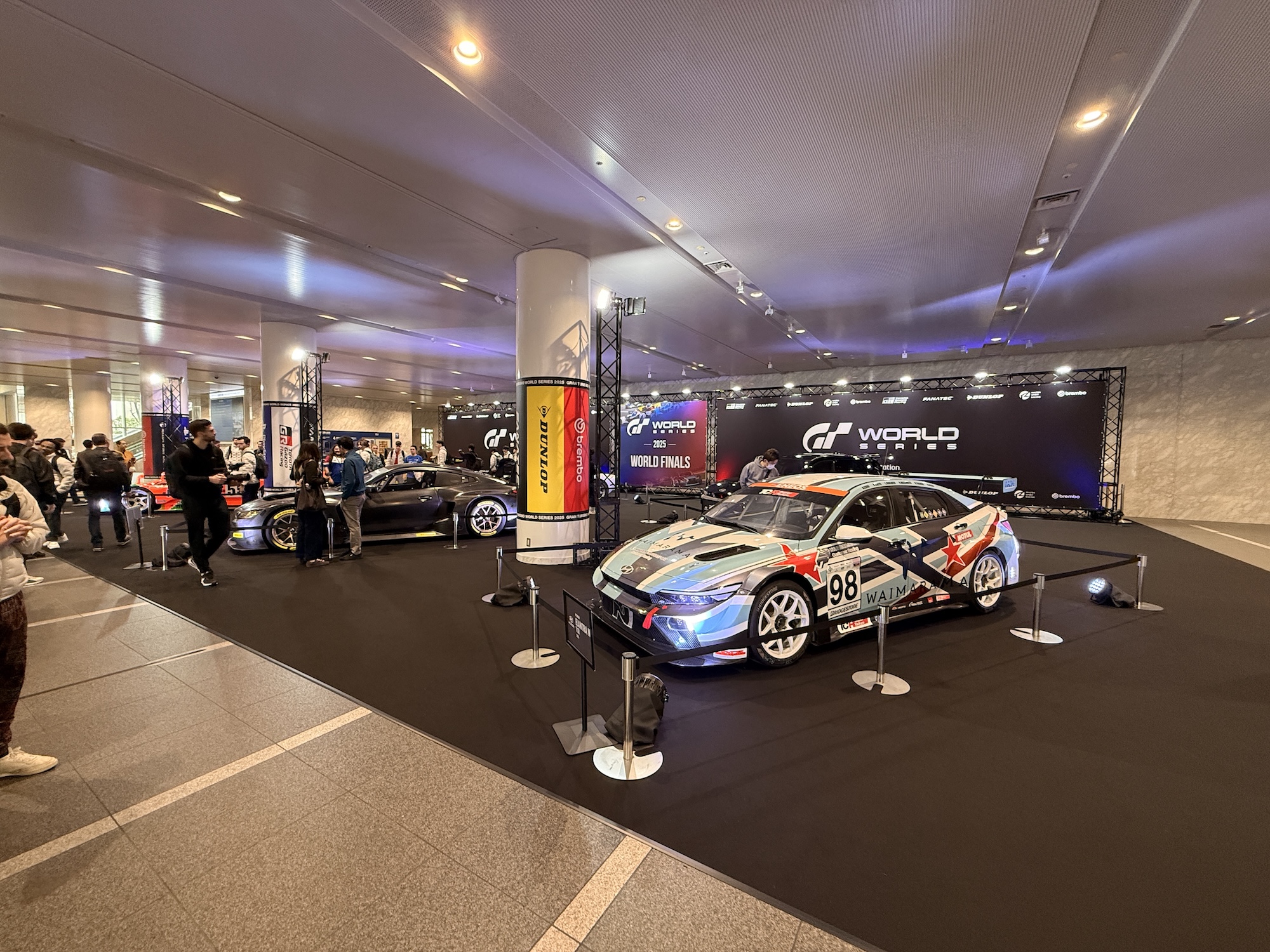 ロビーでは様々な年代のスポーツカーやレーシングカーを展示