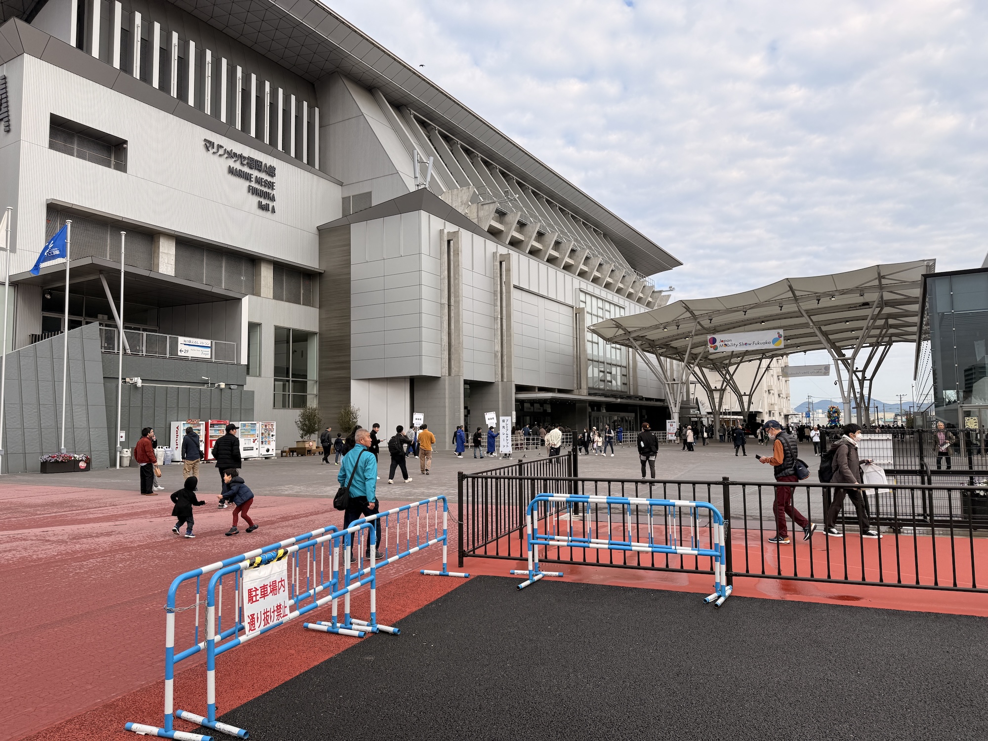 隣接するマリンメッセ福岡では「ジャパンモビリティショー福岡2025」が開催されている
