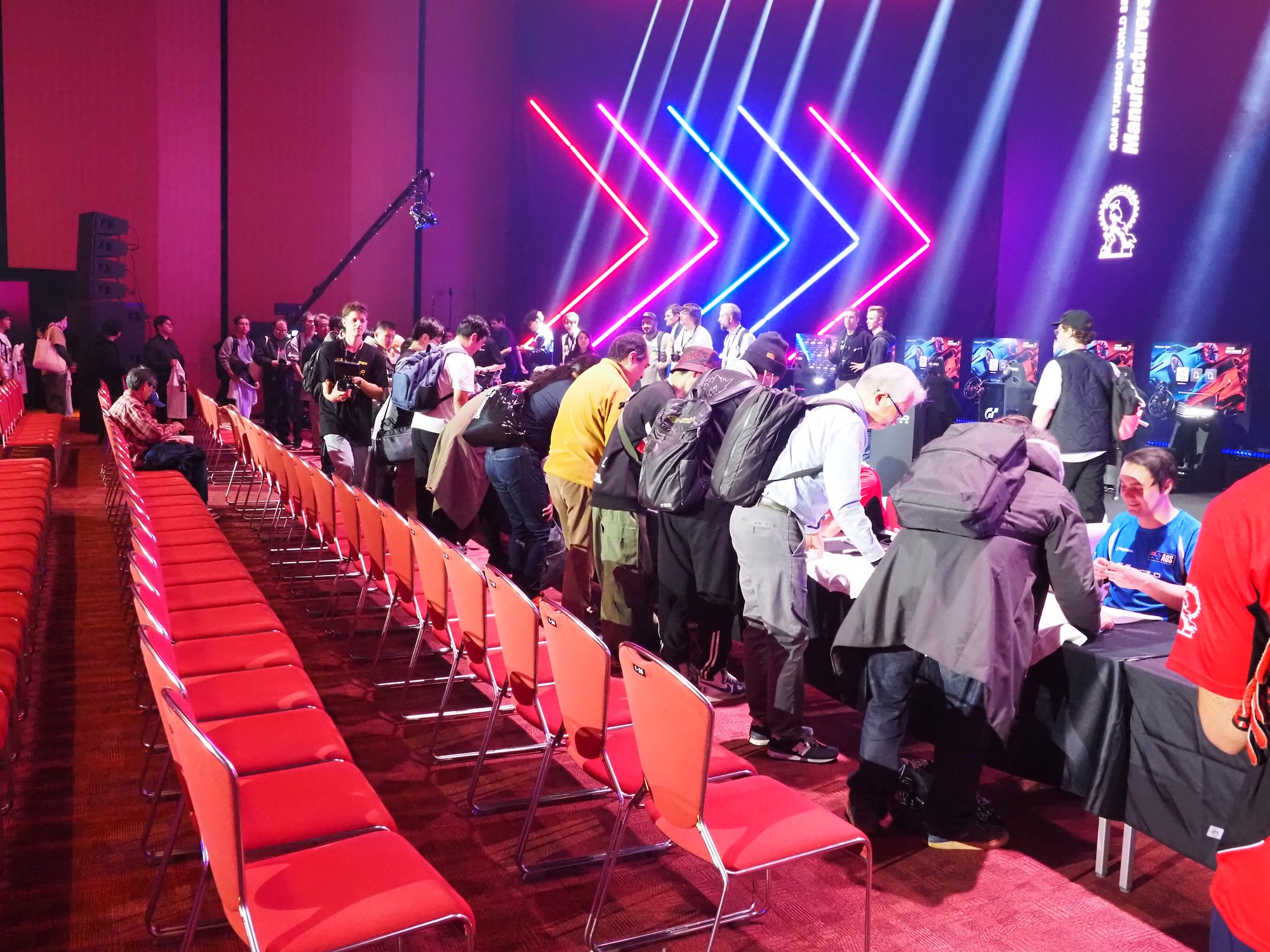 プレミアムチケット購入者向けにサイン会も開催