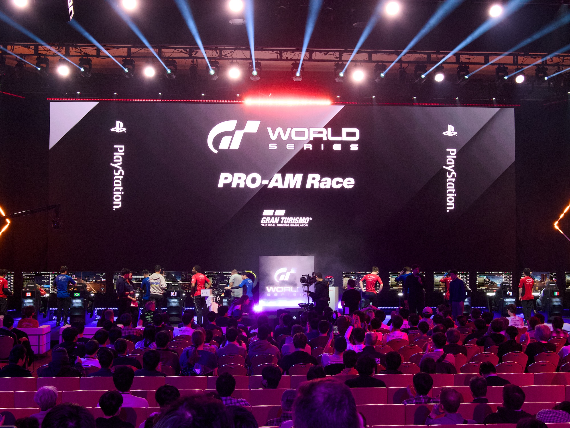 前座で開催された「プロアマレース」。姉妹誌の「Car Watch」が出場し、熱戦を見せてくれた