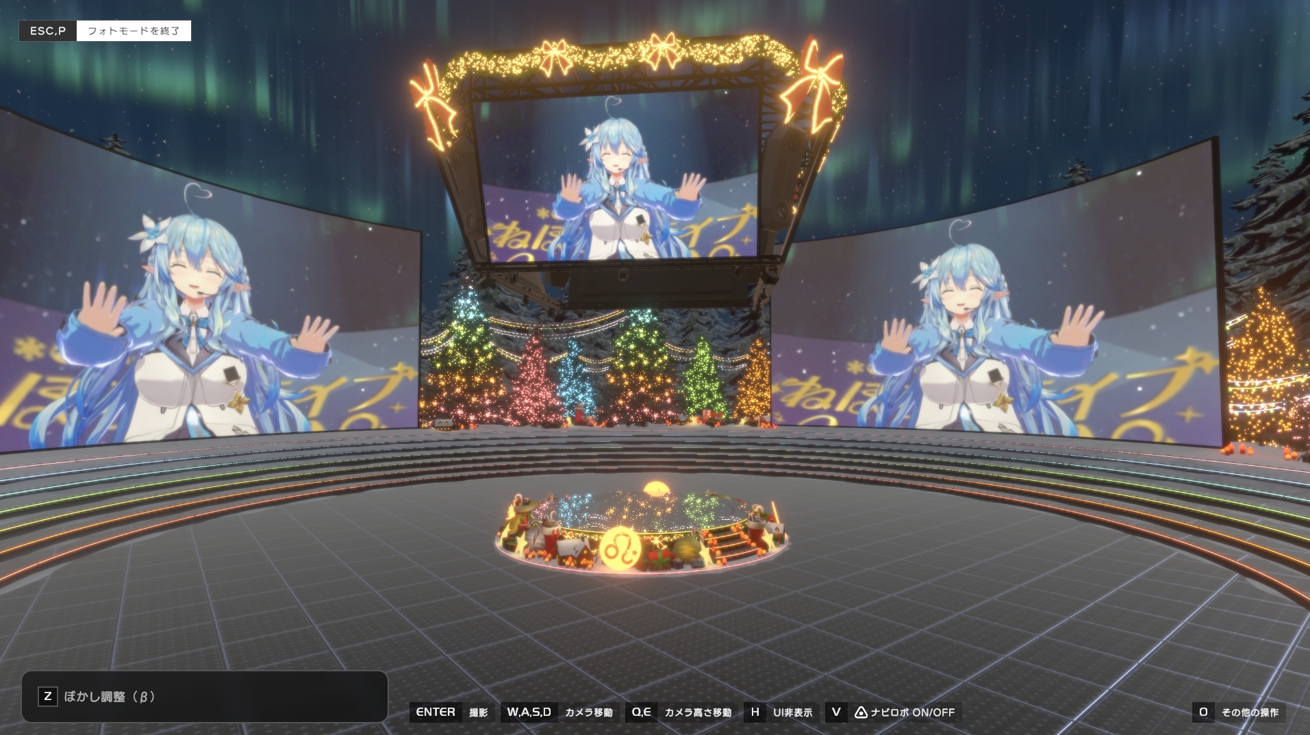 ルームのステージ構成はセンターにステージ、それを囲む形で後方に3枚のモニターが設置されており、天吊モニターもある