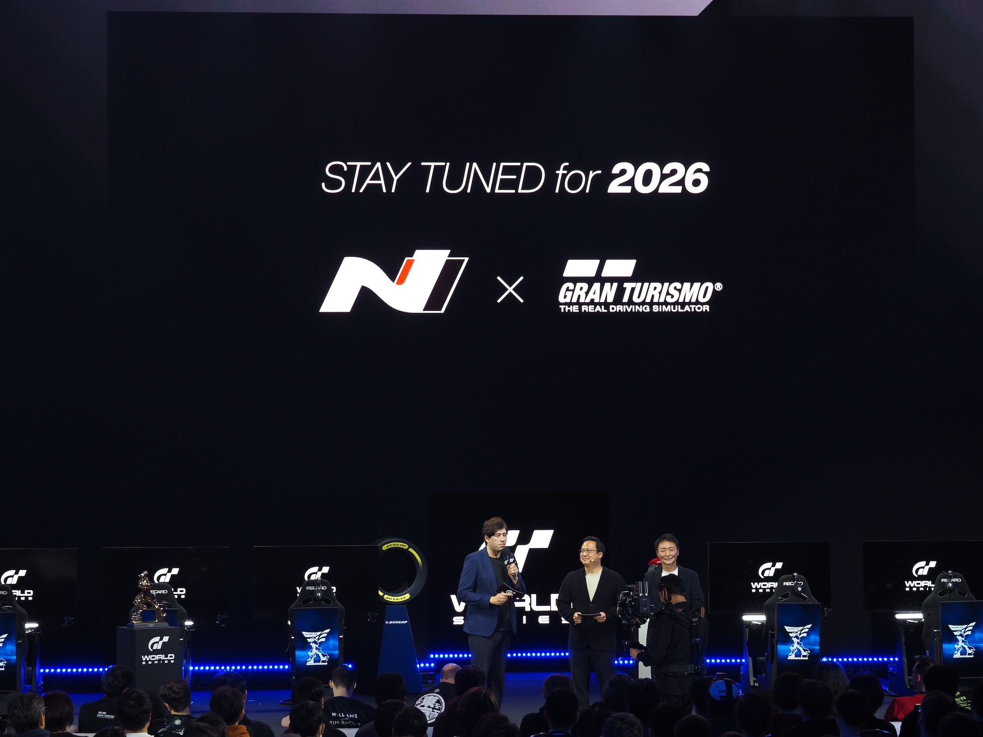 試合前にヒョンデのパク・ジュン氏、「グランツーリスモ」クリエイターの山内一典氏が登壇し、2026年に新たなコラボレーションを実施すると発表した