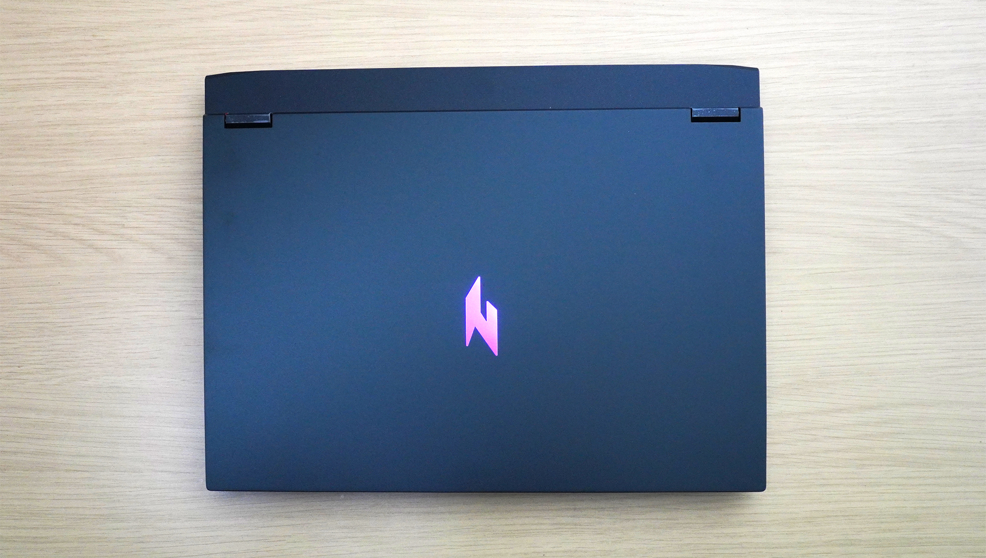 天板では「N」のロゴがLEDでレインボーに輝く