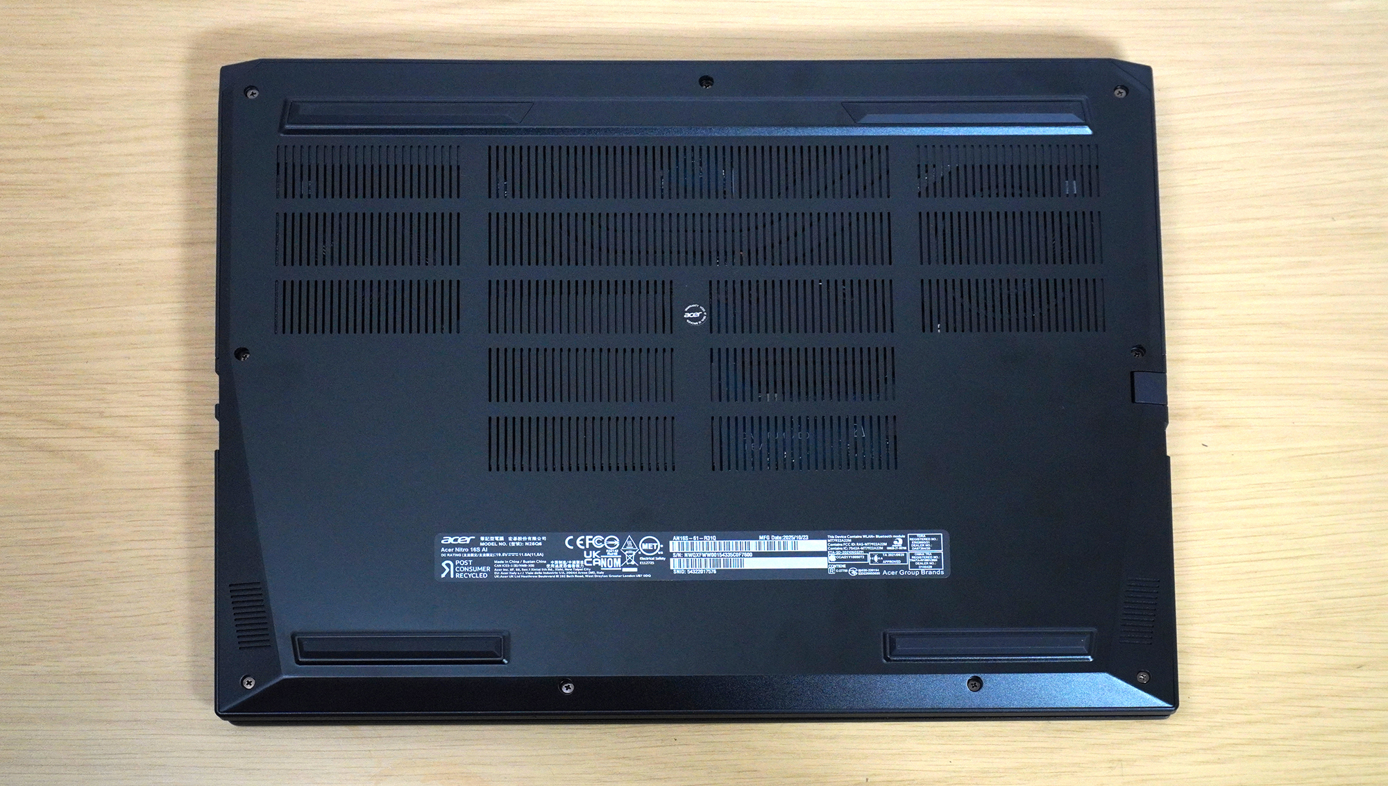 底面には大きなクーラー用のデュアルファンが見える