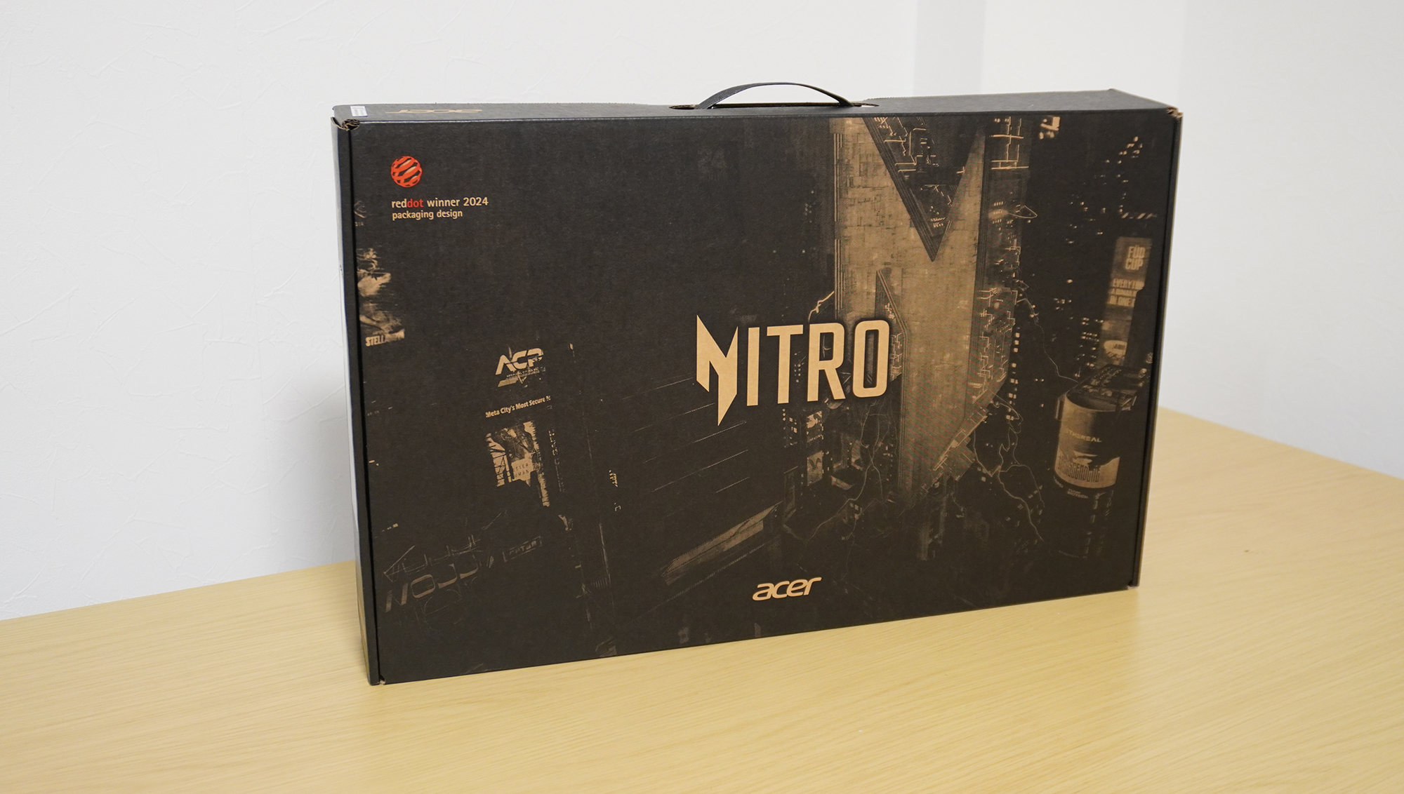 梱包されている段ボールもスタイリッシュ