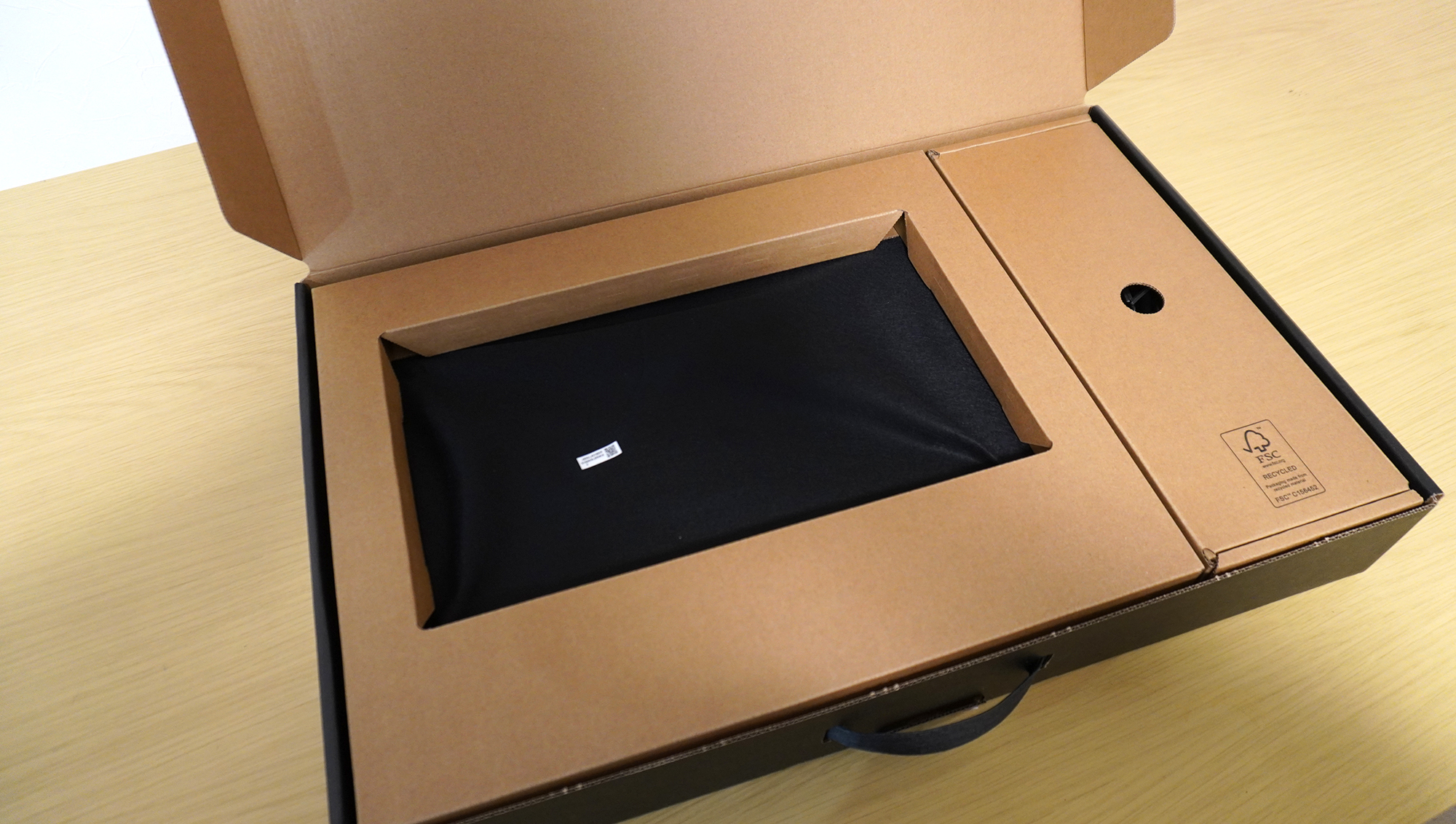 入っているのは本体と、ACアダプターのみとシンプル