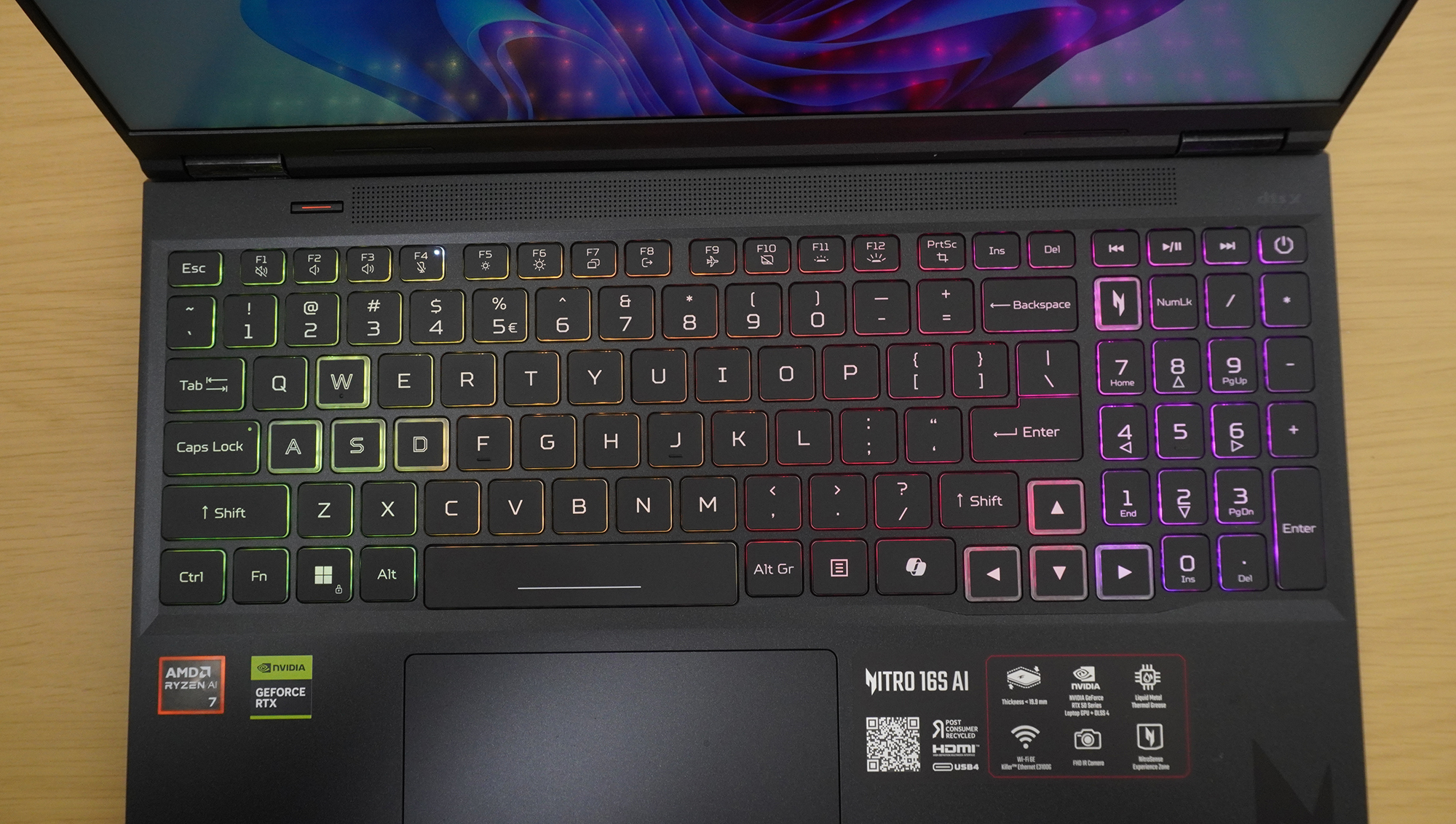 キーボードはレインボーLEDで輝く