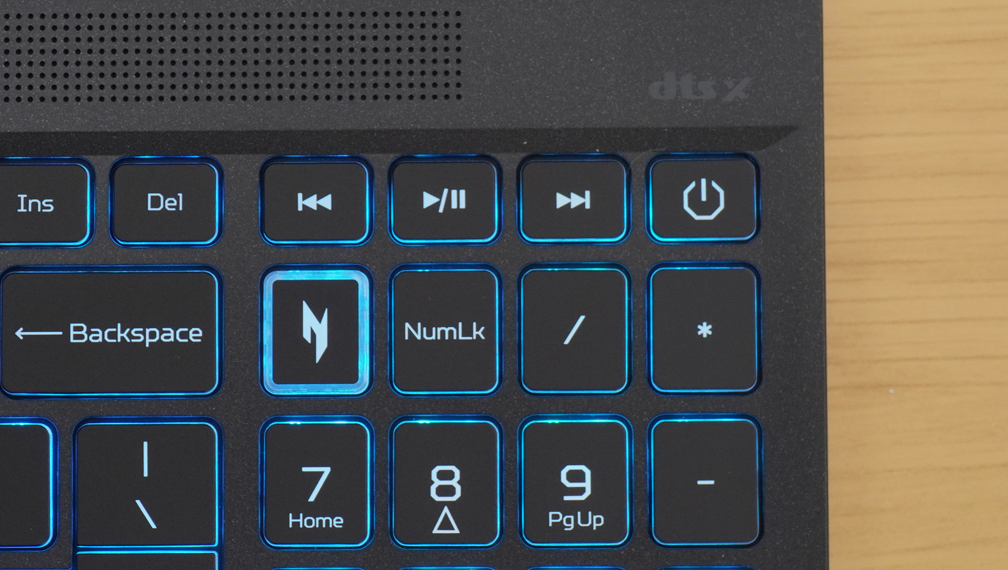 キーボードの右上には電源ボタン、その左には本機種独自の「N」ボタンがある