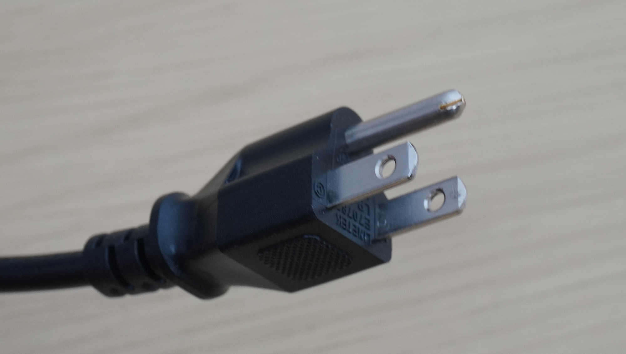 日本発売の製品は日本仕様の2ピンプラグとなる