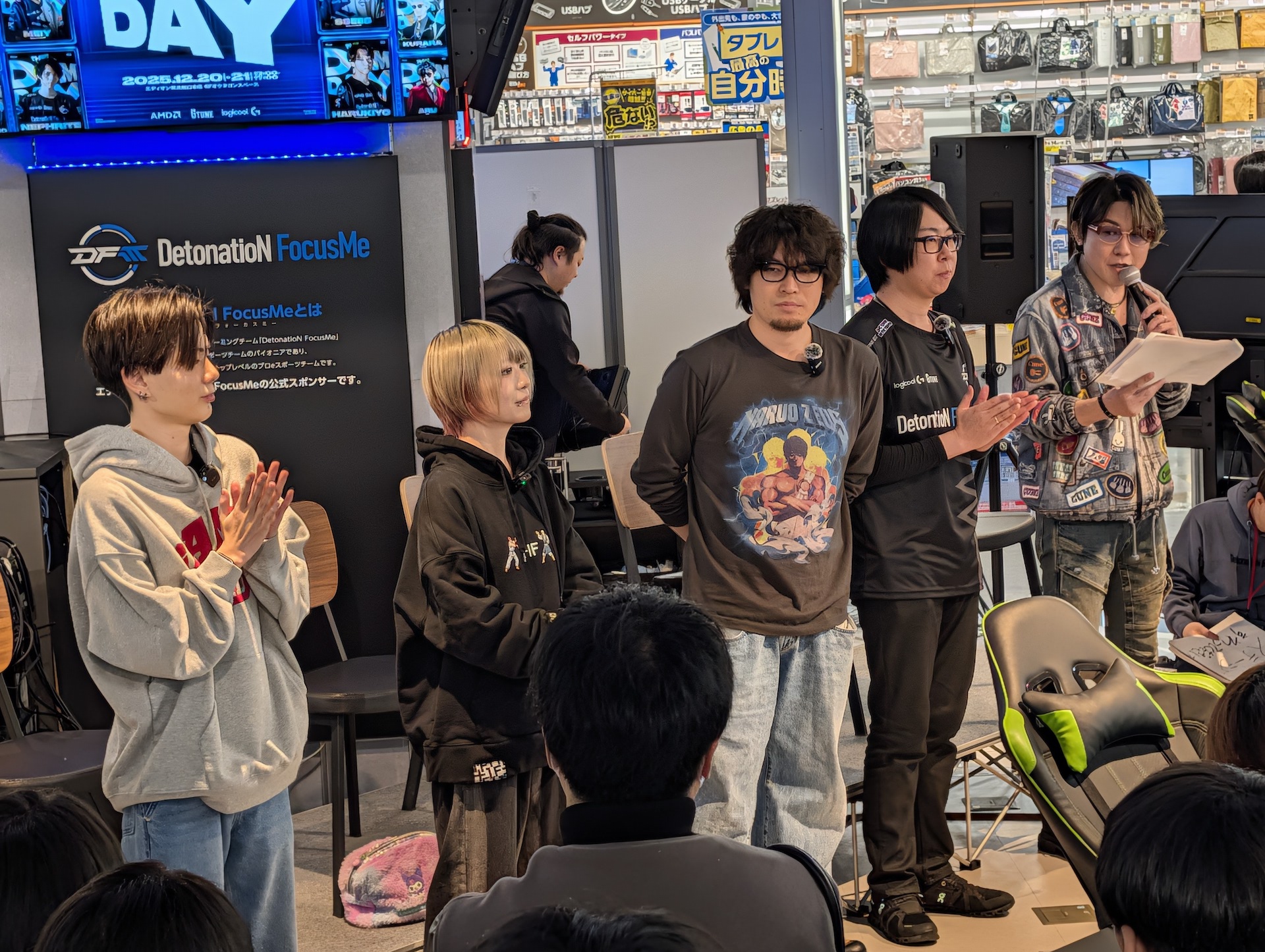 2日目の第2部は格闘ゲーマーならお馴染みの選手たちが集い、来場者たちとチームを組んでの4on4バトルが展開することになった。奥からMCのアール氏、GO1選手、なるおさん、べてぃちゃん、さはら選手