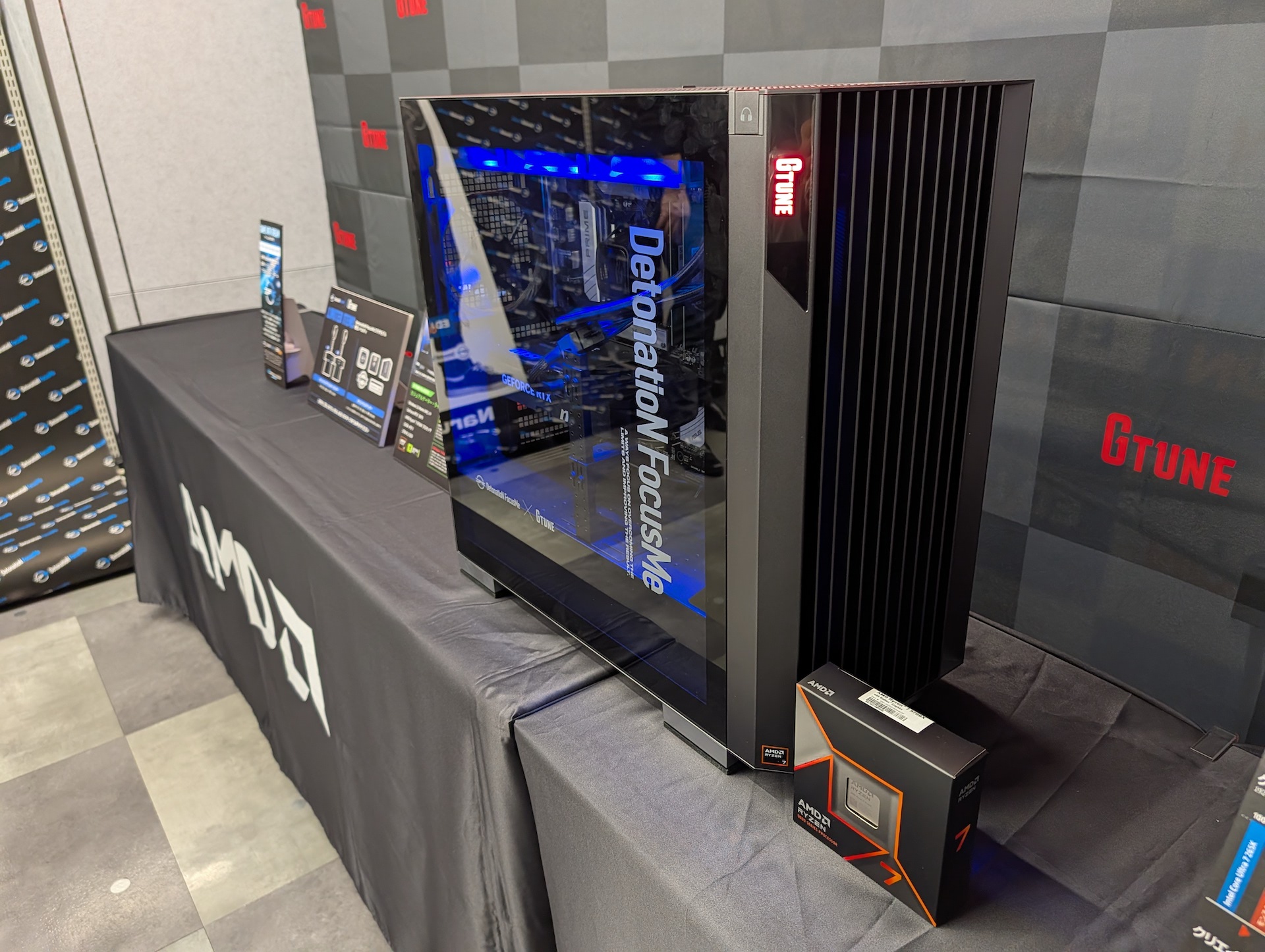 ステージの反対側に設置されたマウスコンピューターのブースにはDFMコラボレーションモデルが出展されていた