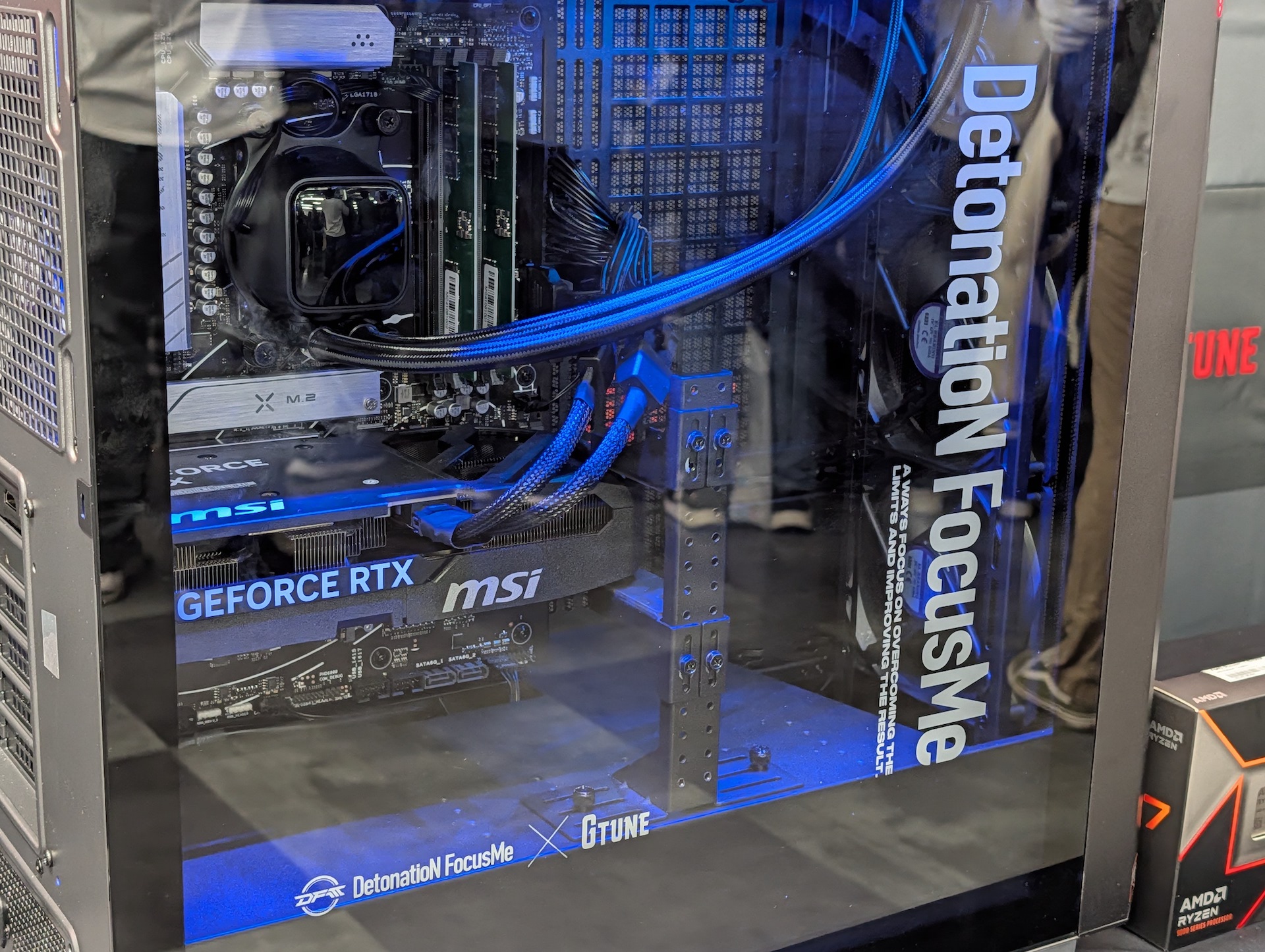 ロゴの入った側面のアクリルパネルは透けて内部パーツが良く見える