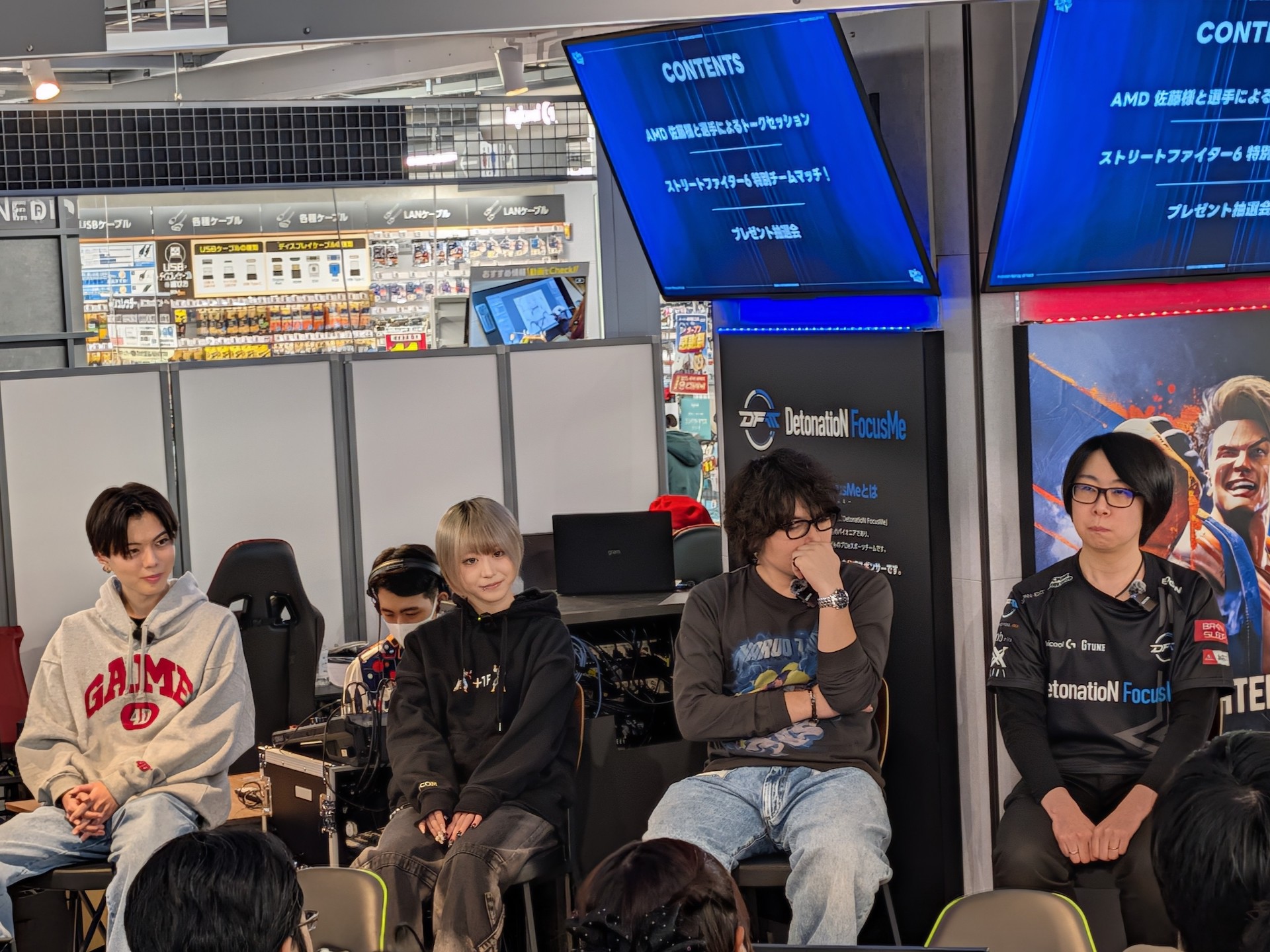 本日チームマッチに挑むのはGO1選手、なるおさん、べてぃちゃん、さはら選手の4人。GO1選手以外は私服に近いラフな服装での登壇となっており、親近感が増す印象だ