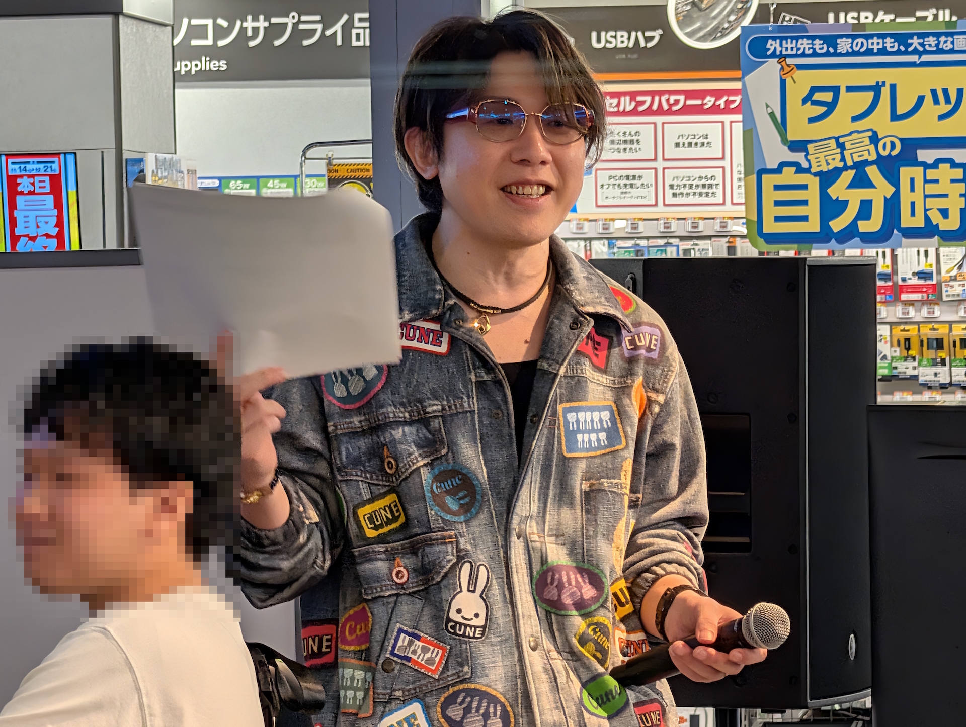 MCのアール氏はマイクトラブル時も動じることなく、生声で来場者にアドリブでアンケートを取るなどベテランの対応を見せていた