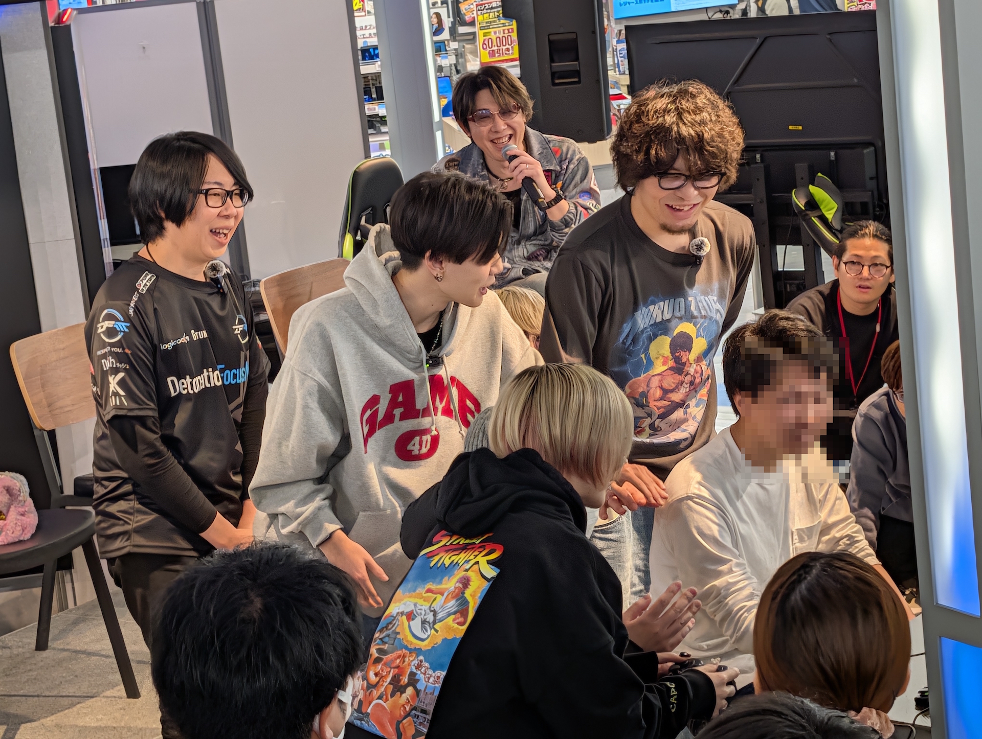 試合中の様子。参加者たちをプロが囲んで色々と声掛けをしてワイワイした様子で試合を楽しんでいた。参加者たちは慣れない環境での試合に緊張して、いつものプレイはできていなかった様子だった