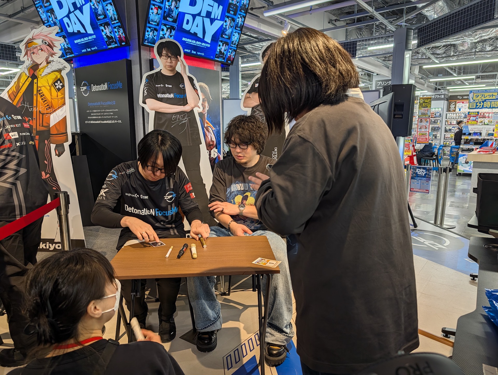 イベント終了後は、DFMメンバーたちのミニファンミーティングが行なわれた