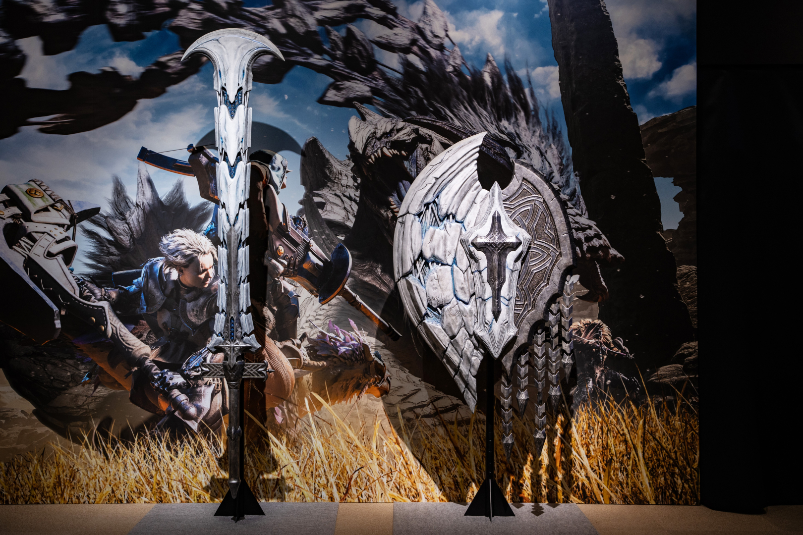 等身大 チャージアックス「アルシュブラドラ」／防具「シュバルカαシリーズ」