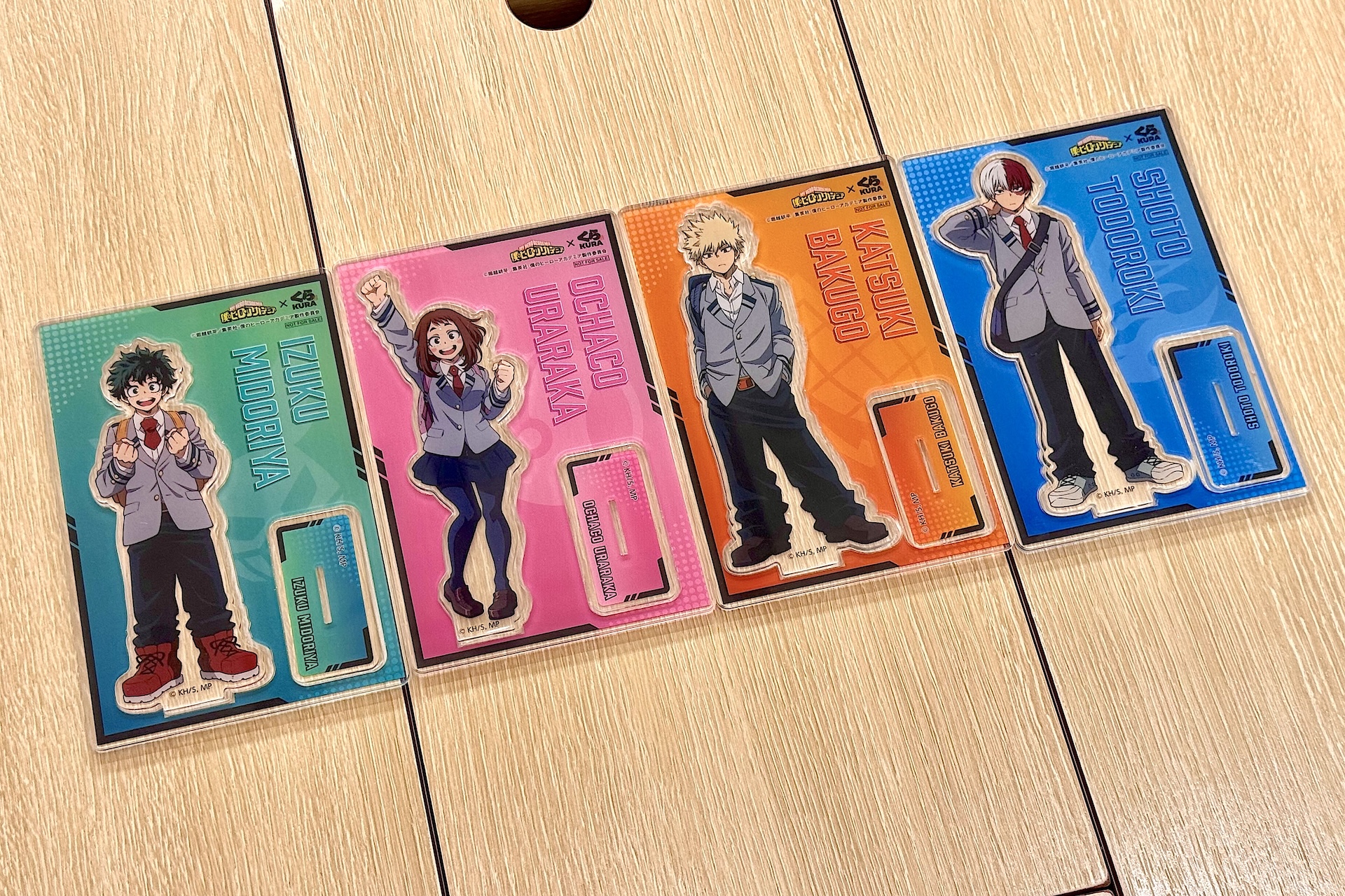 全部で4種。台紙はキャラクターのイメージカラーとなっていてかっこいい。このまま飾るのもアリだ