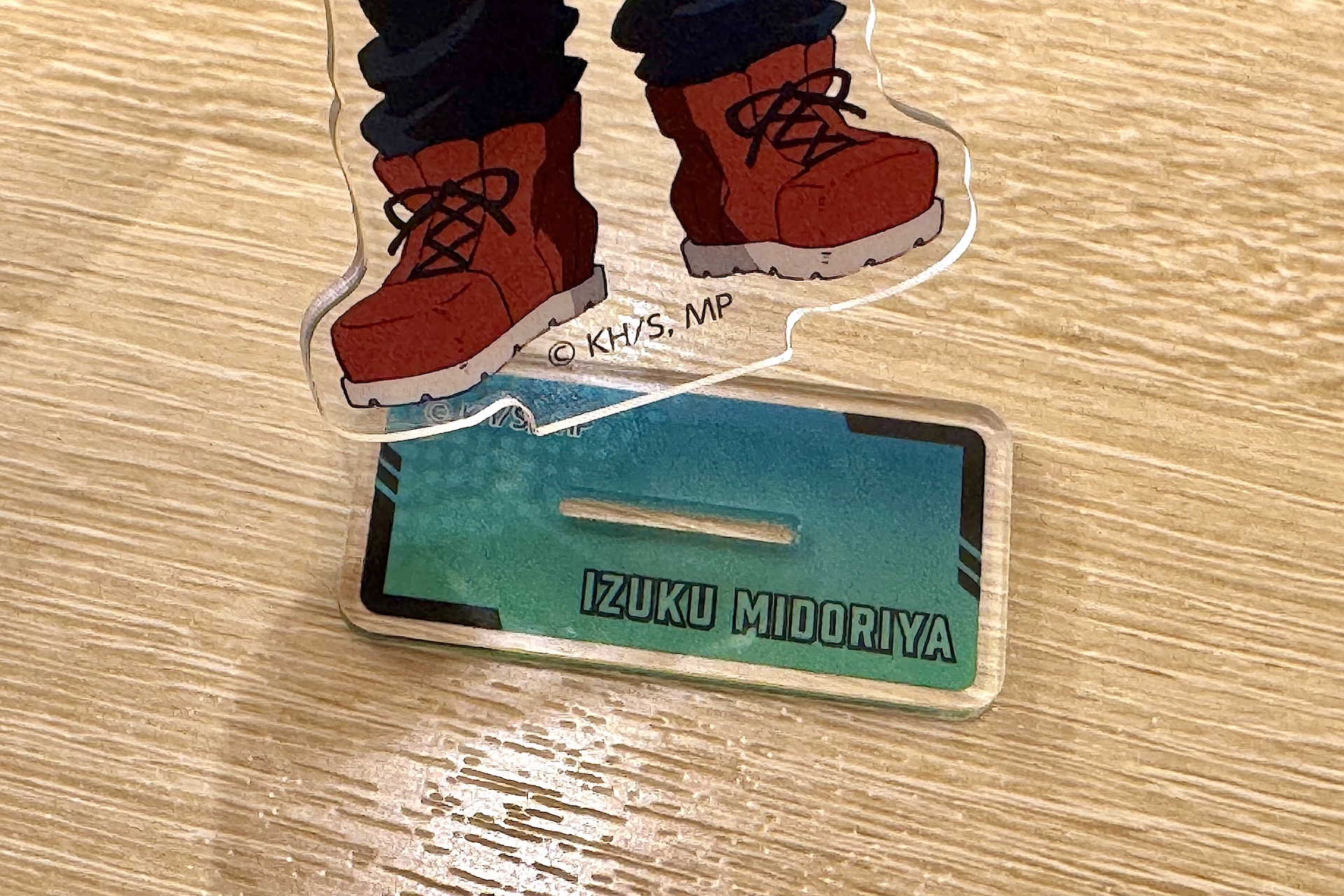 組み立ては簡単。台座のくぼみにグッとはめ込むだけ