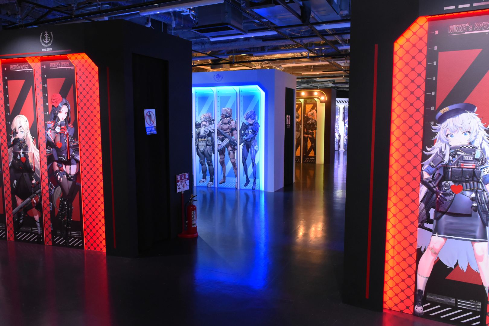 企業ごとの異なるイメージをバックにニケが並んでいる