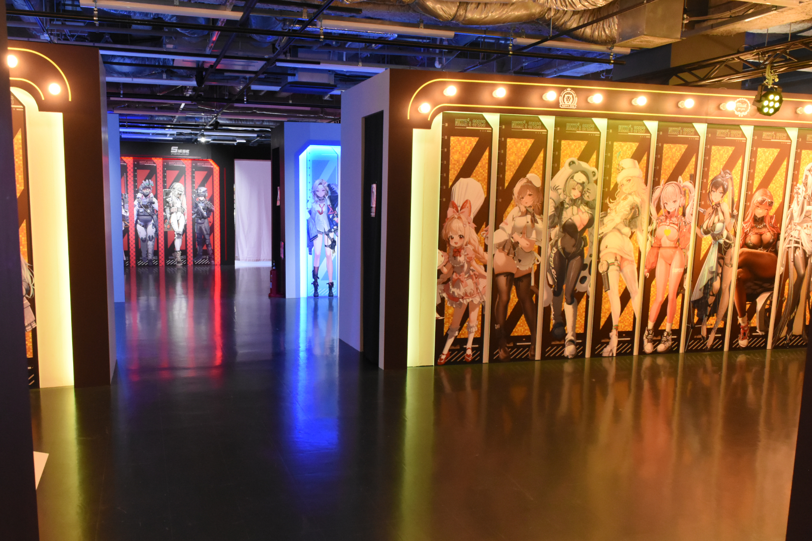 企業ごとの異なるイメージをバックにニケが並んでいる