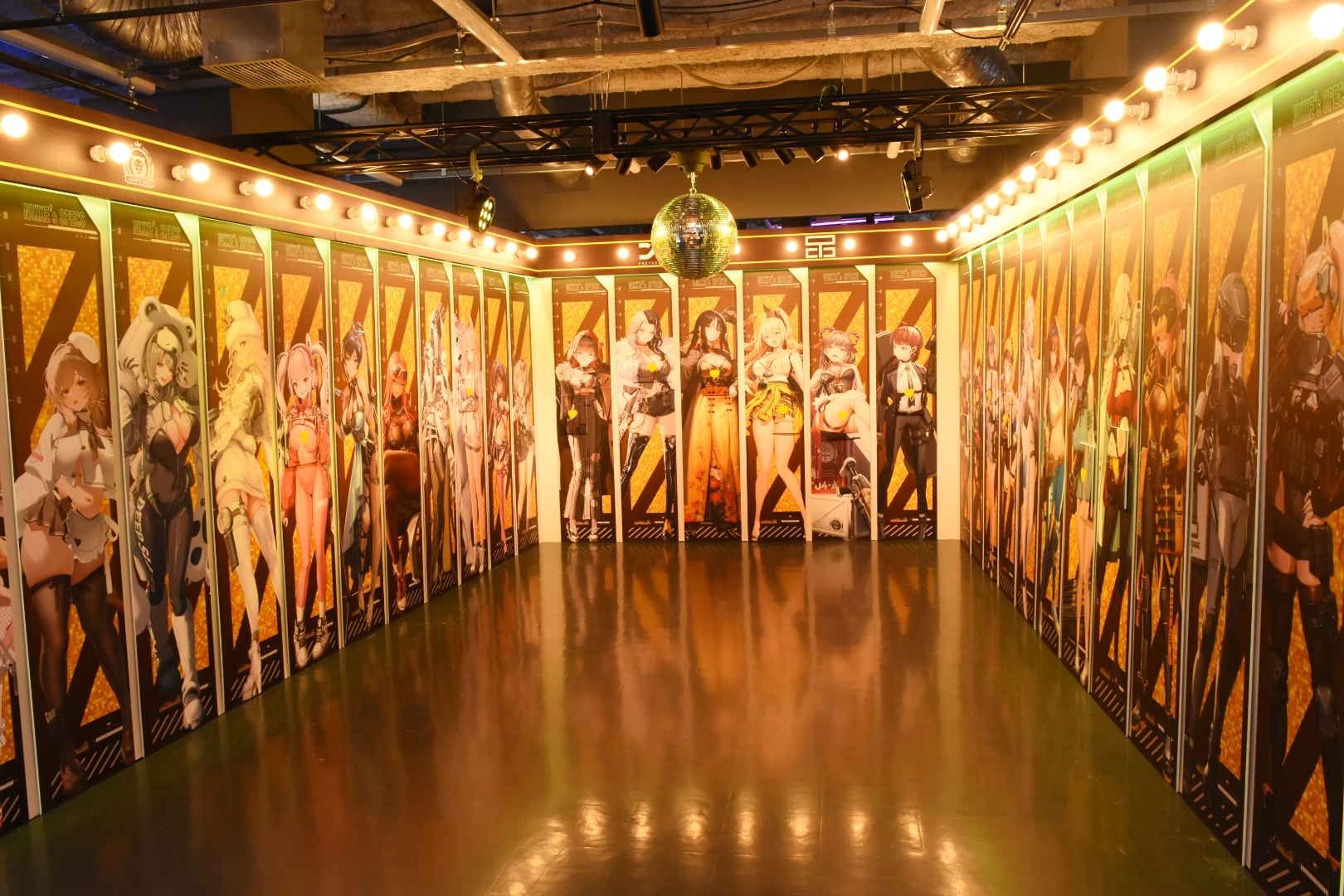 ミラーボールも吊るされていてゴキゲンな空間になっている