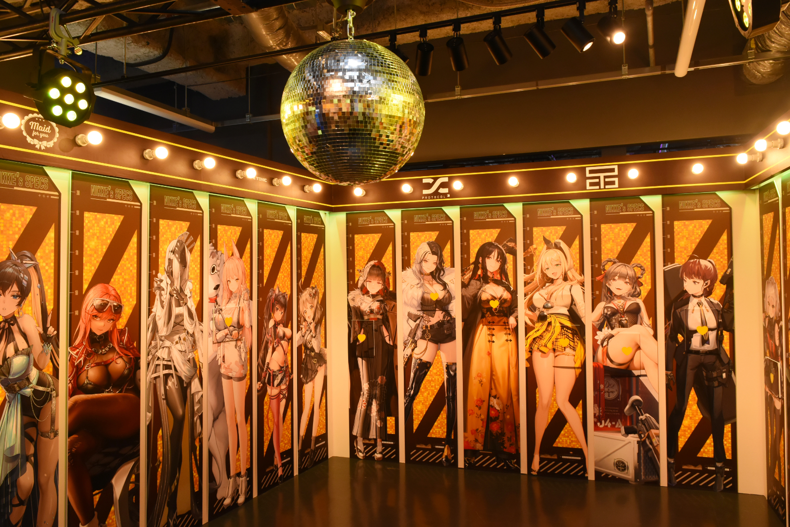 ミラーボールも吊るされていてゴキゲンな空間になっている