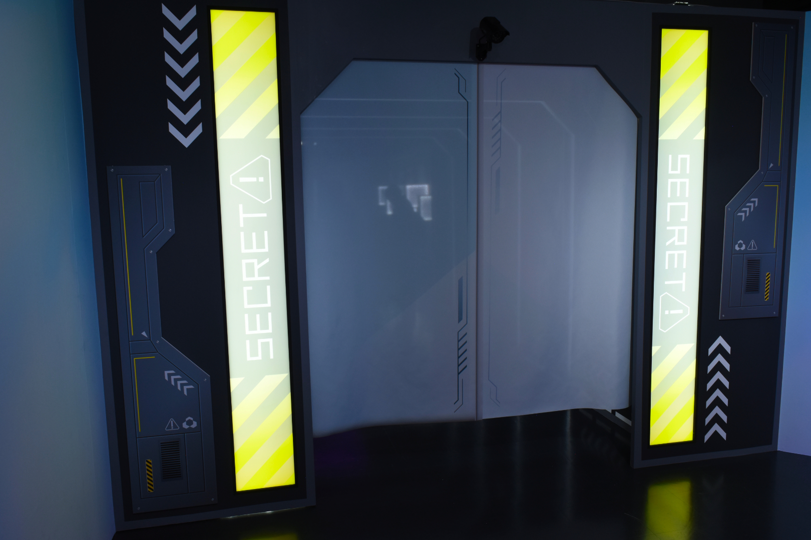 入口は厳重なゲートのような様相となっている