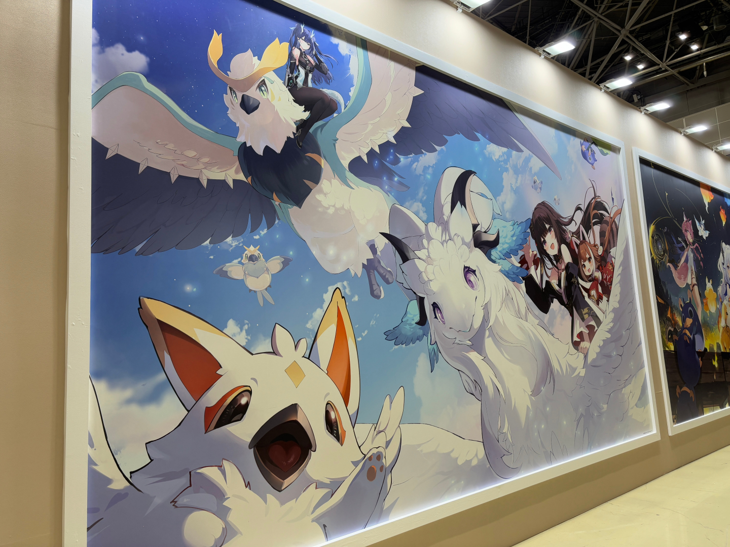 ブースの裏手にも大きなビジュアルが設置されているのでこちらも見逃せない！