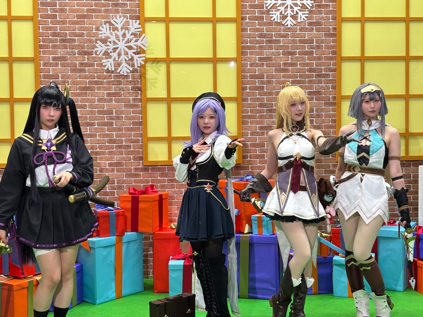 各ブースでは時間によってコスプレイヤーの撮影会も実施される