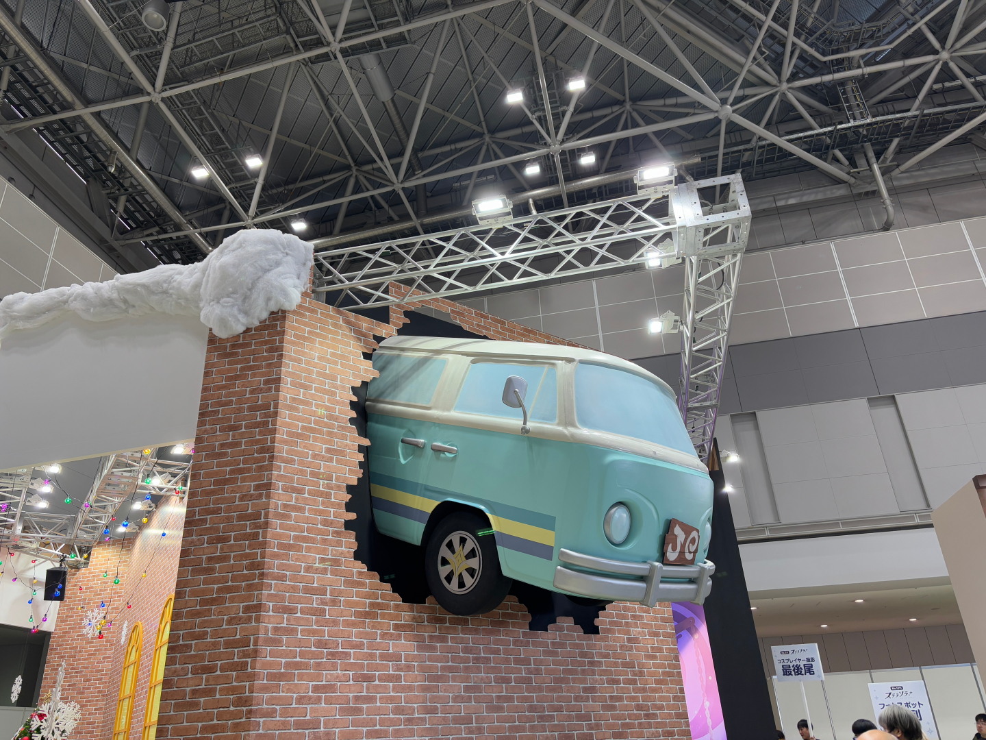 各ブースでは時間によってコスプレイヤーの撮影会も実施される