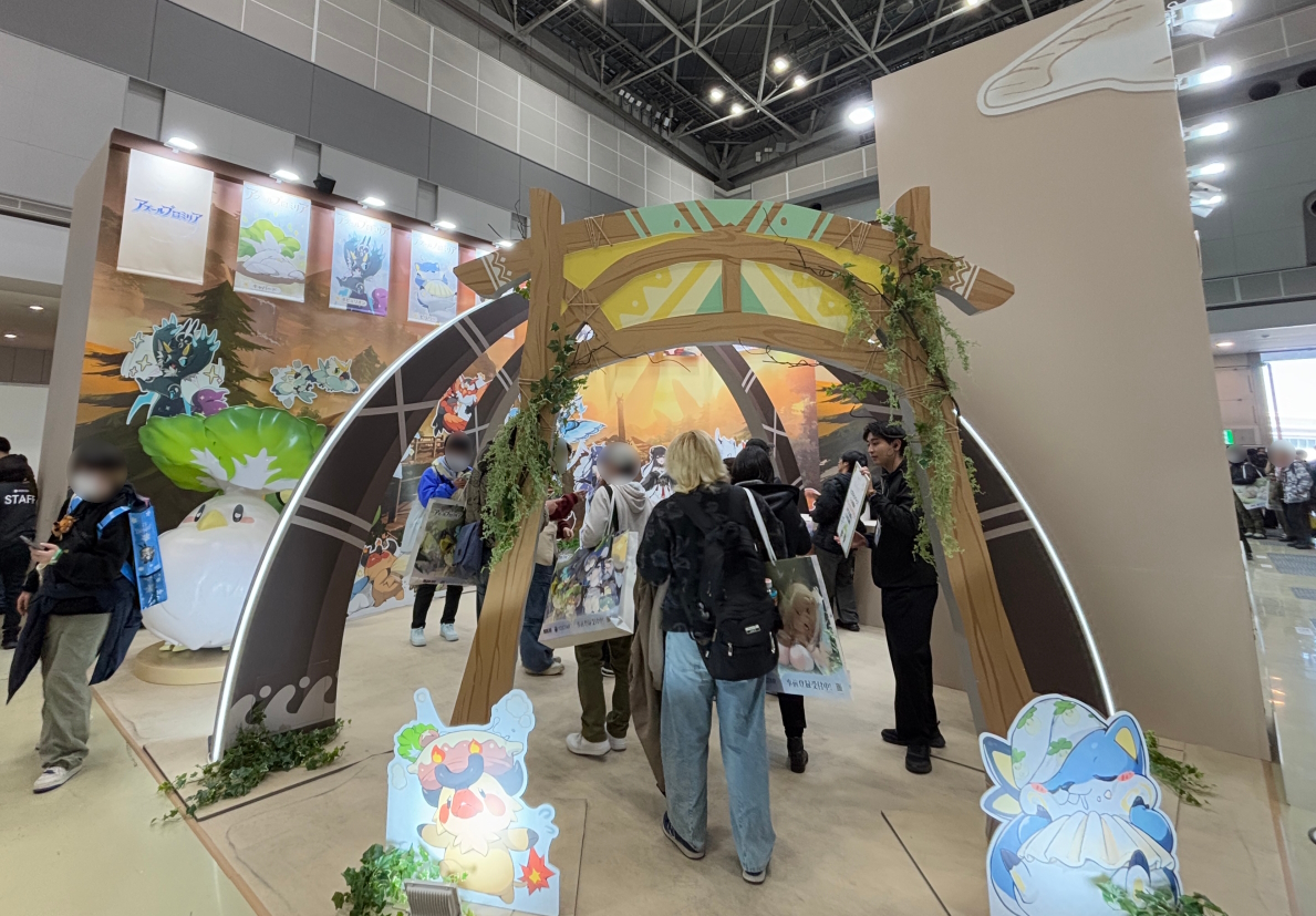 ブースの裏手にも大きなビジュアルが設置されているのでこちらも見逃せない！