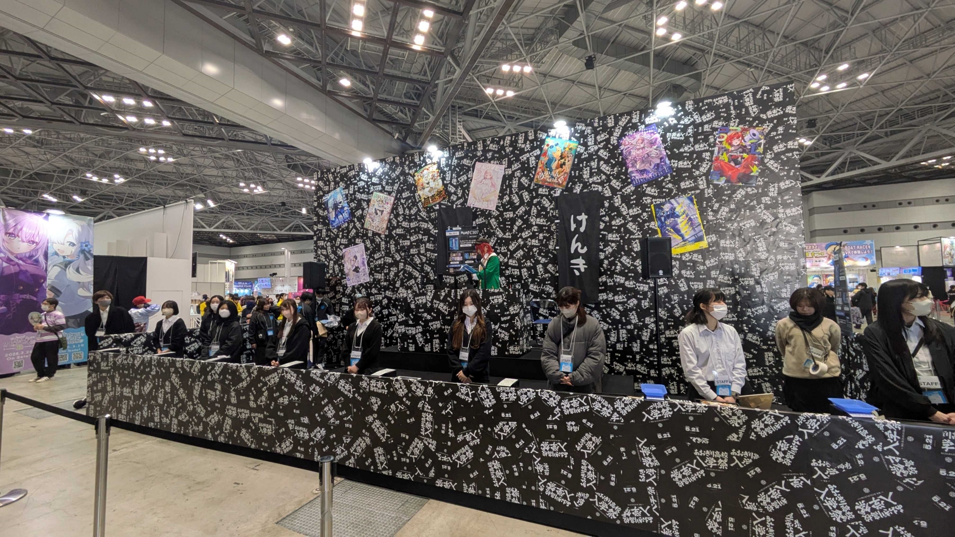 「あおぎり高校入学祭 2026」のチラシでびっしりと埋め尽くされた「あおぎり高校」ブース。